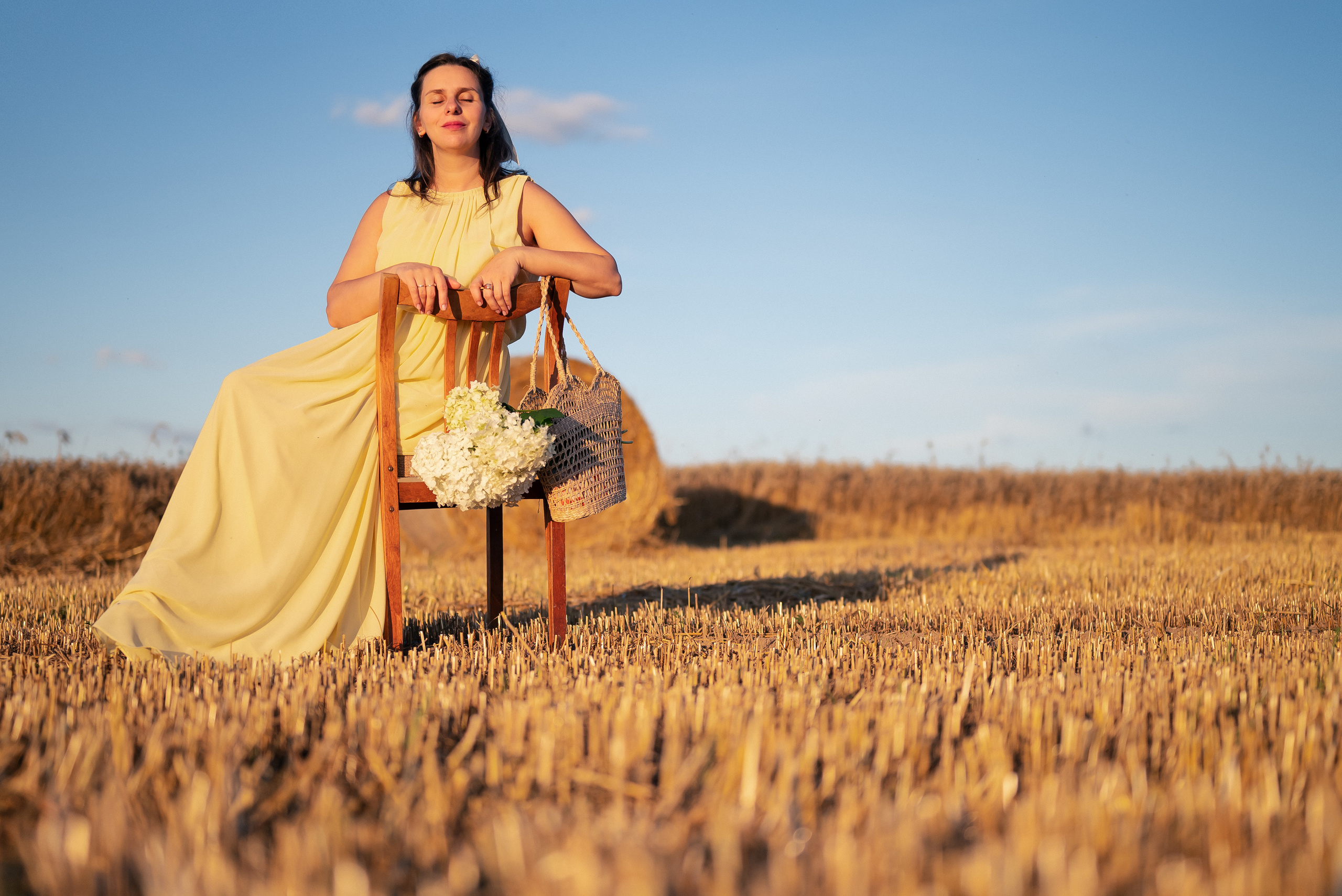 Таня — в ожидании чуда. На закате в поле. Семейный фотограф в Минске Дарья Дреко