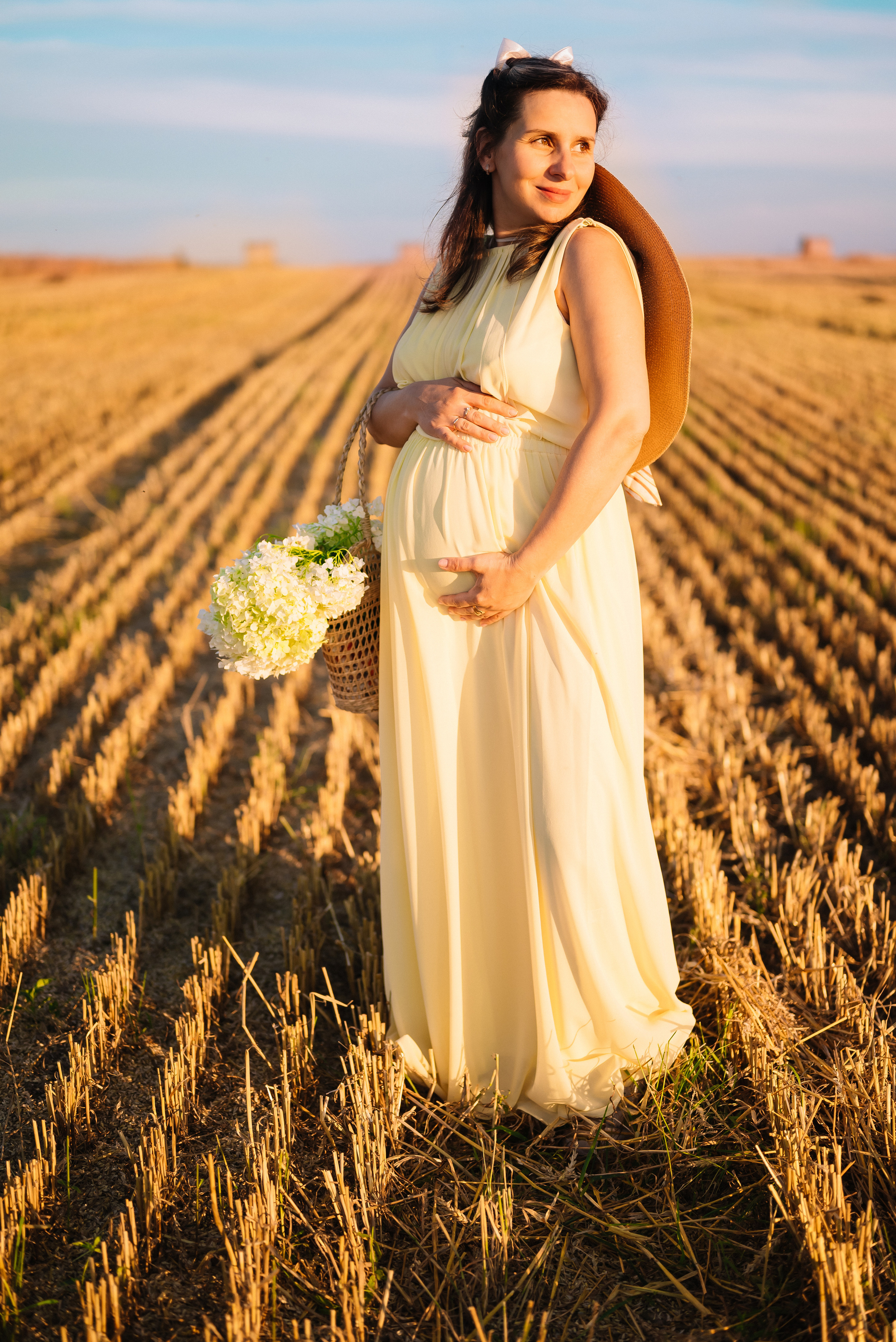 Таня — в ожидании чуда. На закате в поле. Семейный фотограф в Минске Дарья Дреко