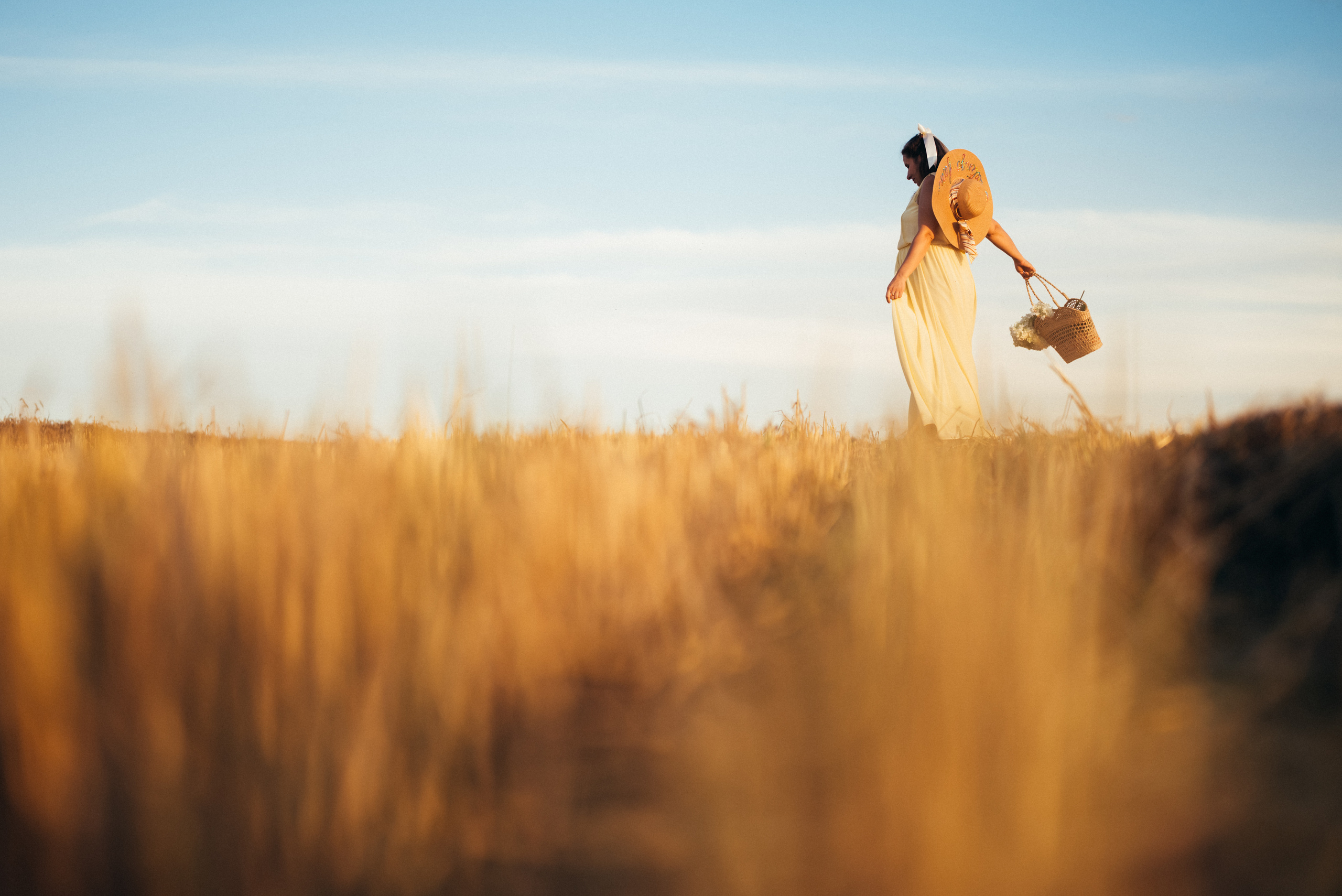 Таня — в ожидании чуда. На закате в поле. Семейный фотограф в Минске Дарья Дреко