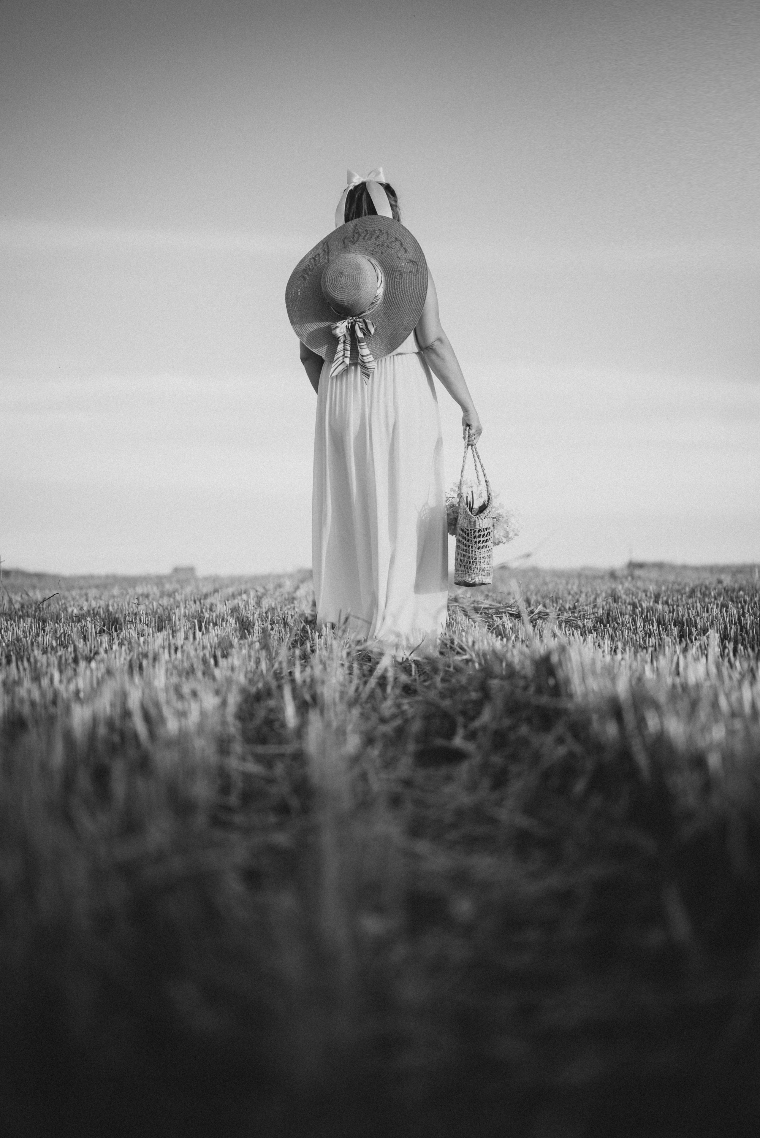 Таня — в ожидании чуда. На закате в поле. Семейный фотограф в Минске Дарья Дреко