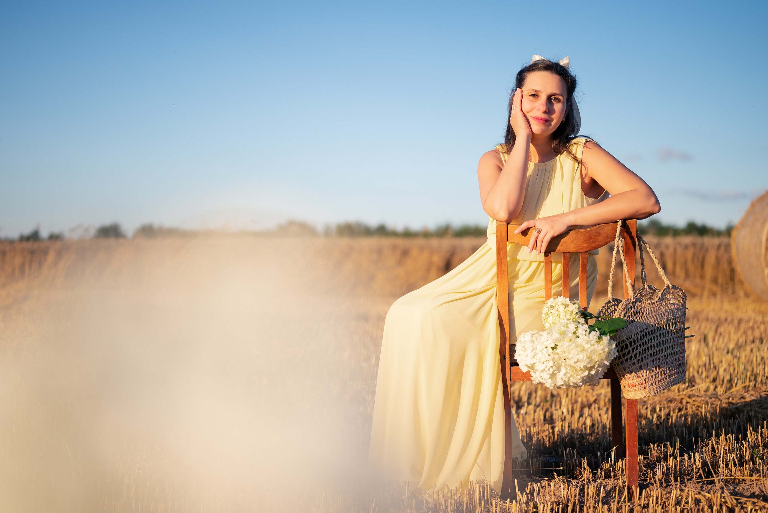 Таня — в ожидании чуда. На закате в поле. Семейный фотограф в Минске Дарья Дреко