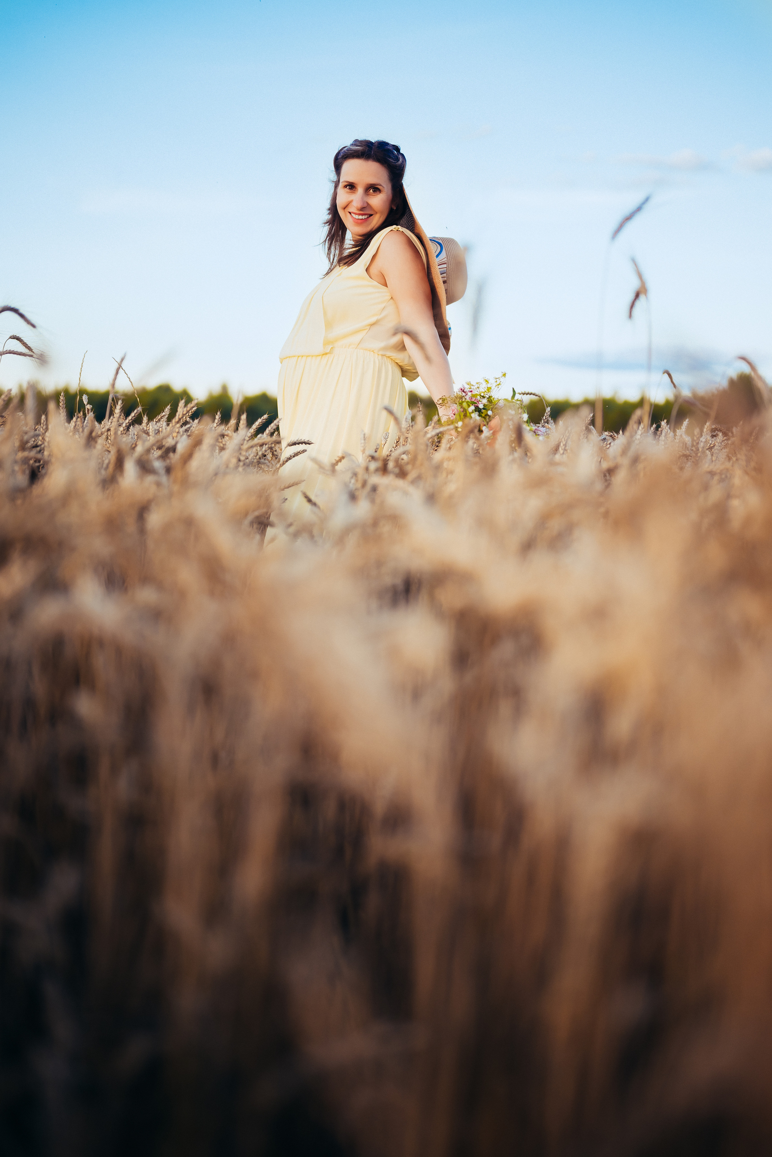 Таня — в ожидании чуда. На закате в поле. Семейный фотограф в Минске Дарья Дреко