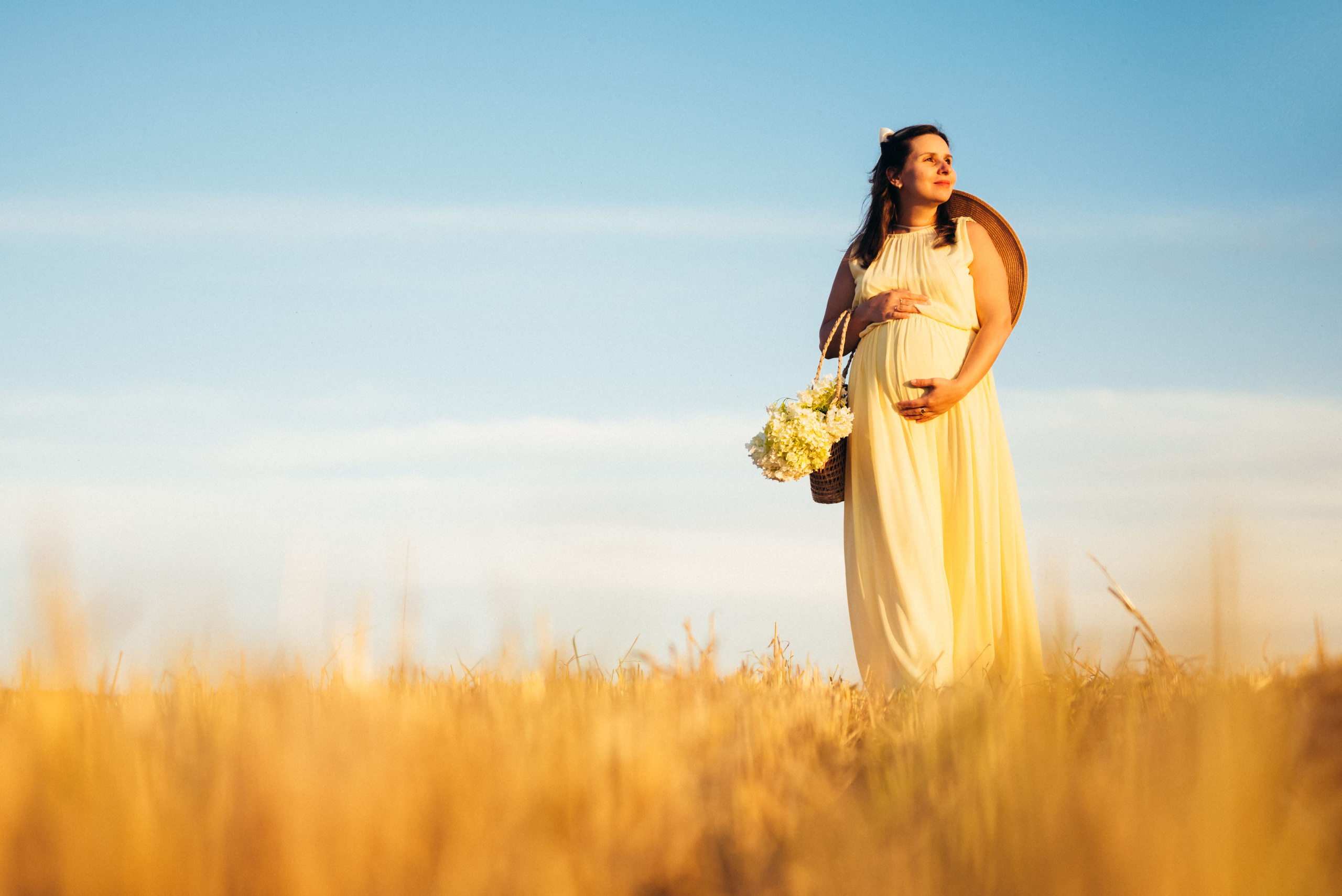 Таня — в ожидании чуда. На закате в поле. Семейный фотограф в Минске Дарья Дреко