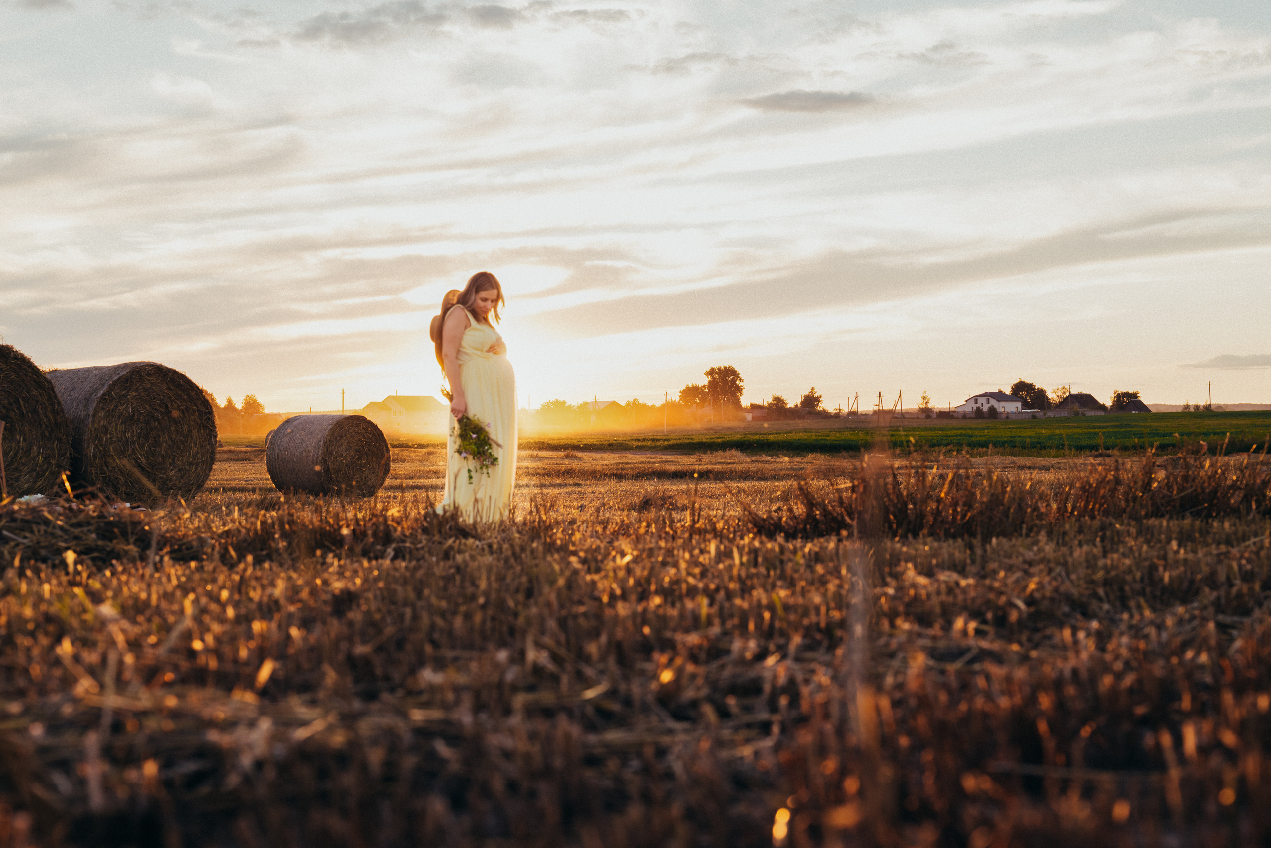 Таня — в ожидании чуда. На закате в поле. Семейный фотограф в Минске Дарья Дреко