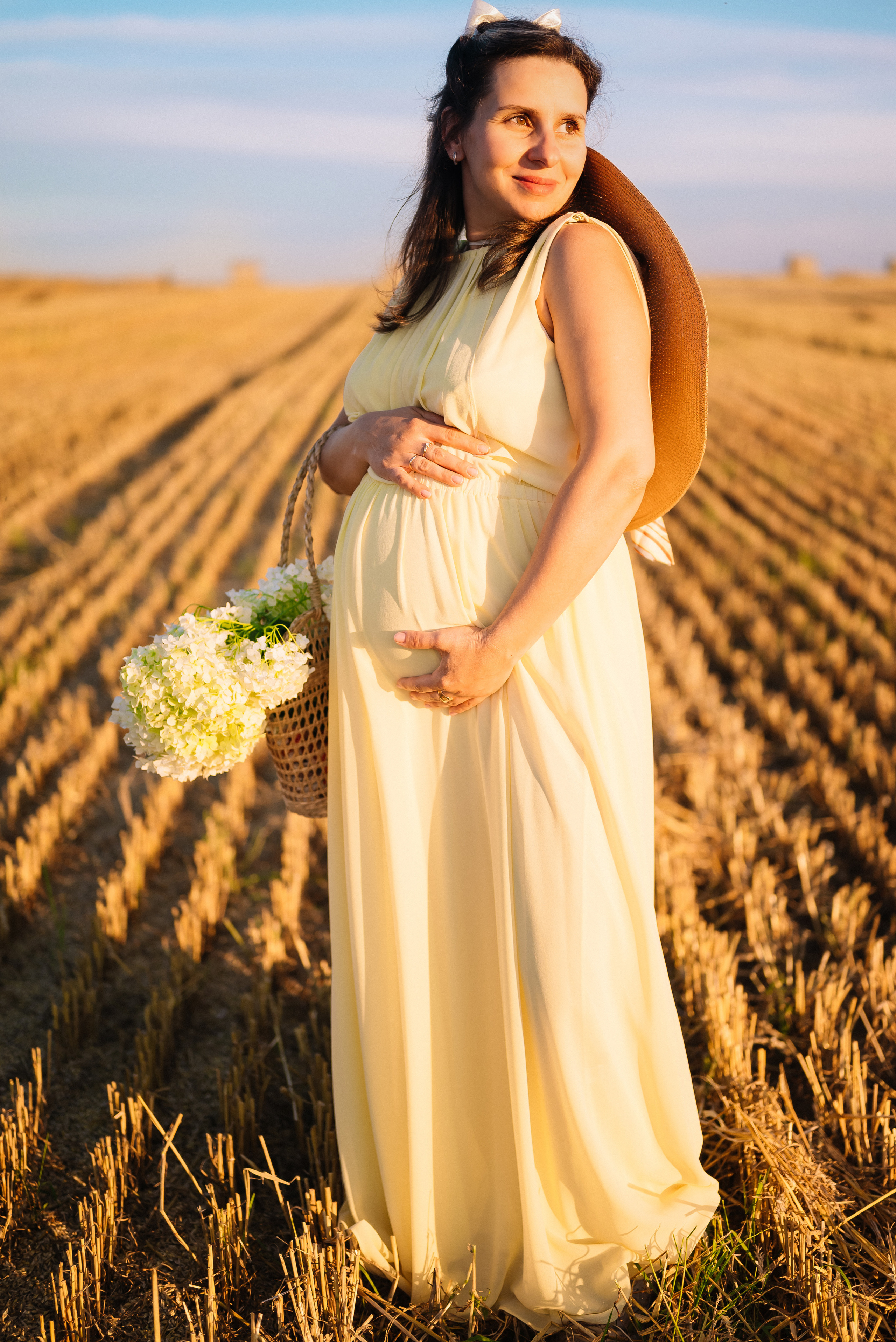 Таня — в ожидании чуда. На закате в поле. Семейный фотограф в Минске Дарья Дреко