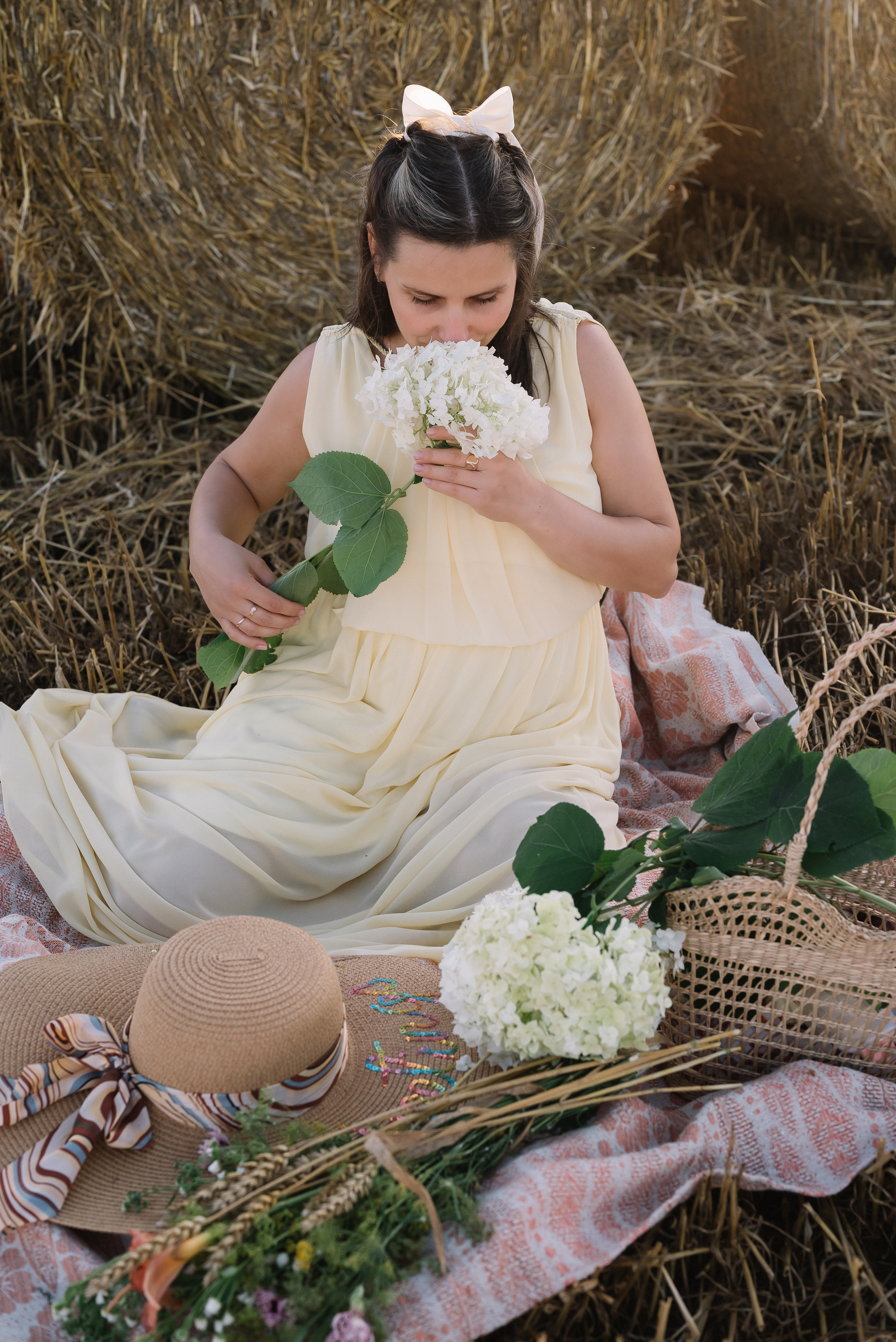 Таня — в ожидании чуда. На закате в поле. Семейный фотограф в Минске Дарья Дреко