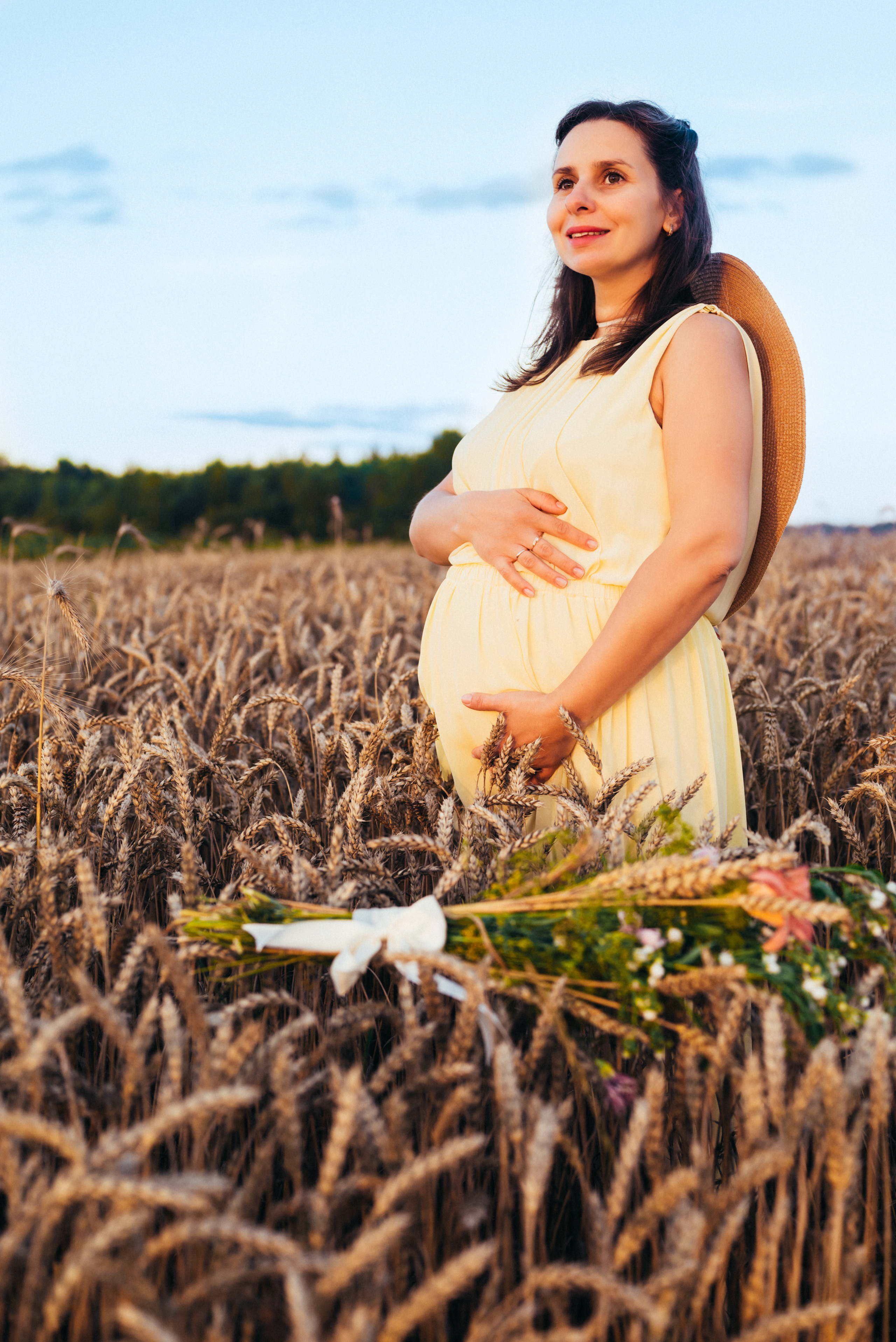 Таня — в ожидании чуда. На закате в поле. Семейный фотограф в Минске Дарья Дреко