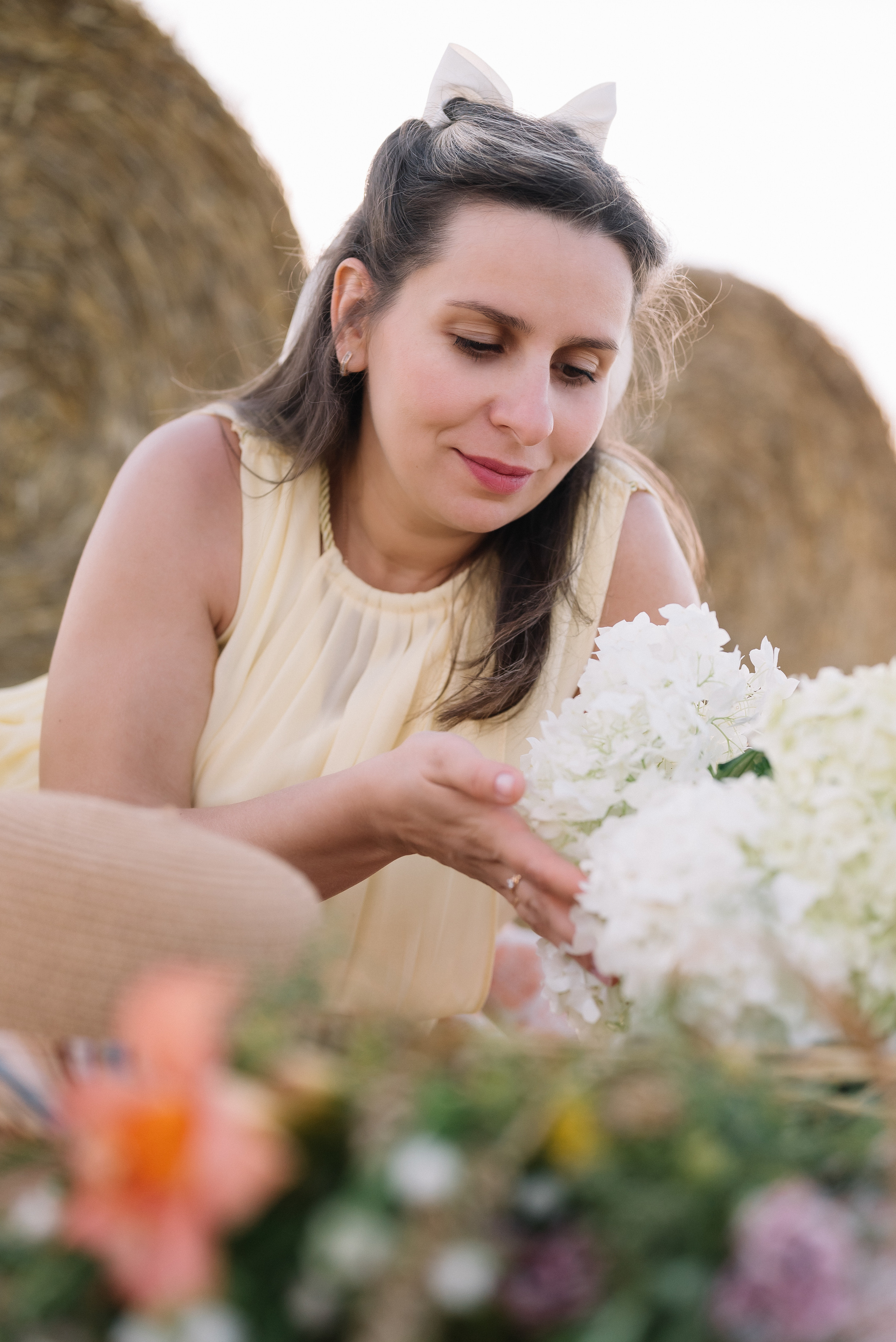 Таня — в ожидании чуда. На закате в поле. Семейный фотограф в Минске Дарья Дреко