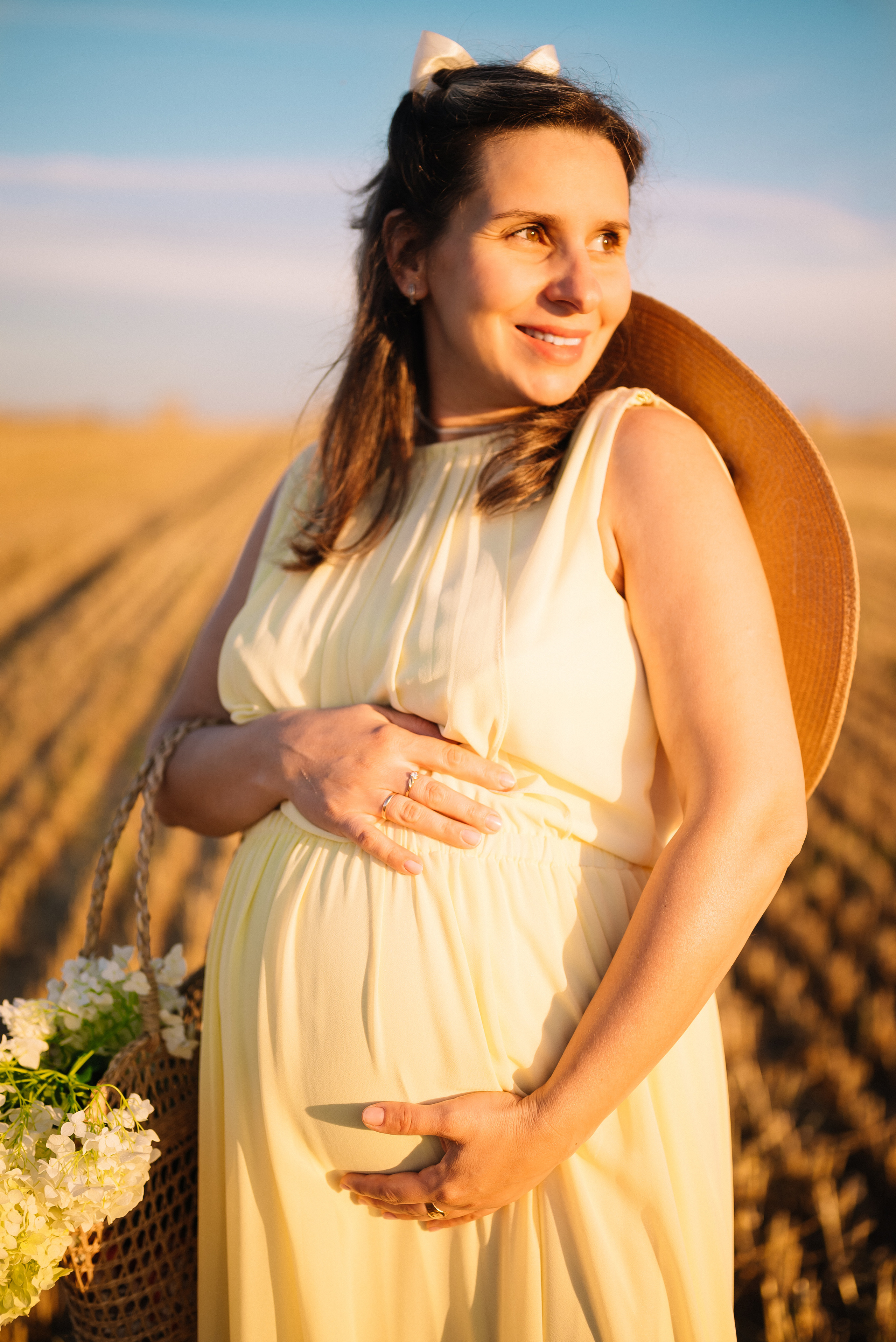 Таня — в ожидании чуда. На закате в поле. Семейный фотограф в Минске Дарья Дреко