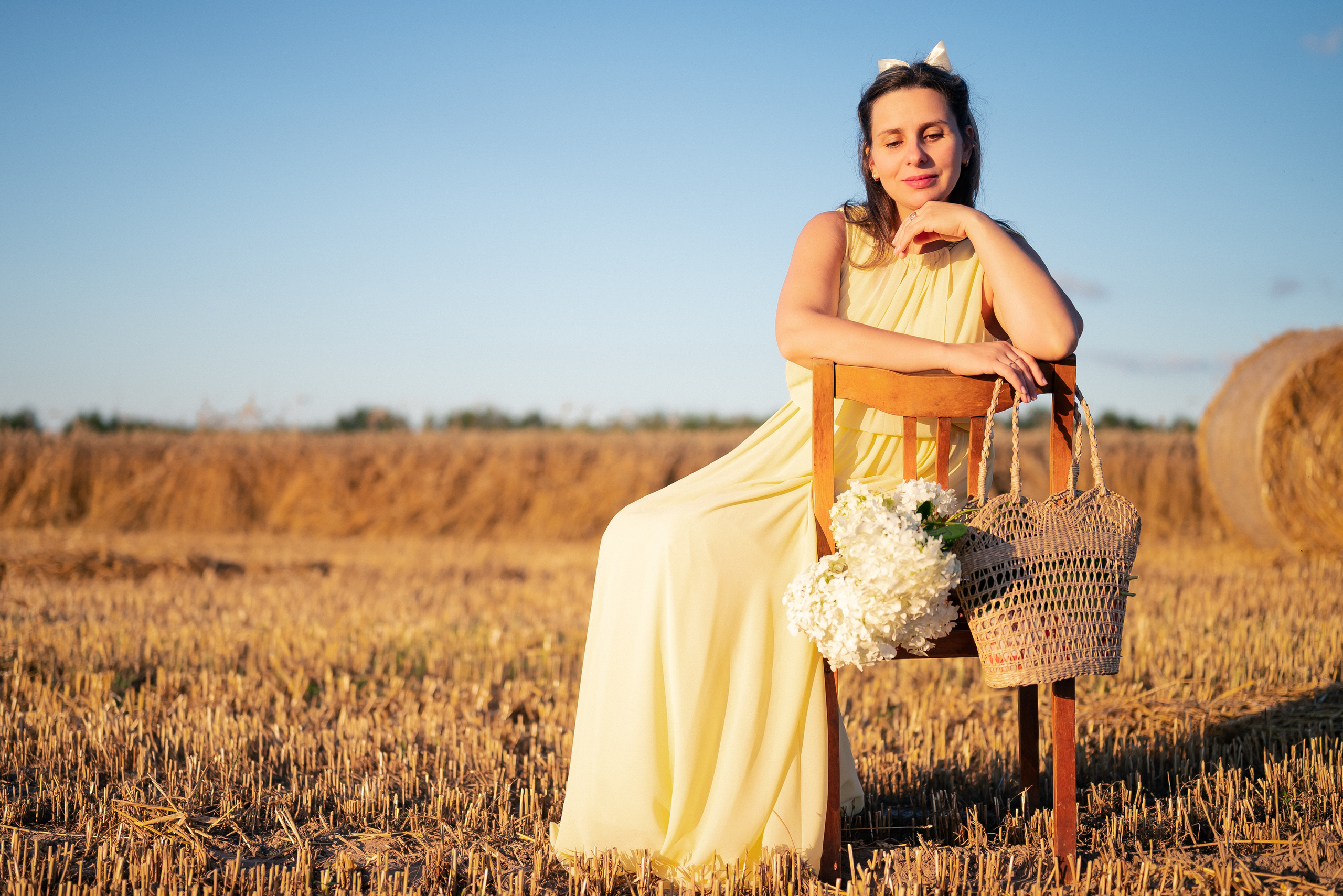 Таня — в ожидании чуда. На закате в поле. Семейный фотограф в Минске Дарья Дреко