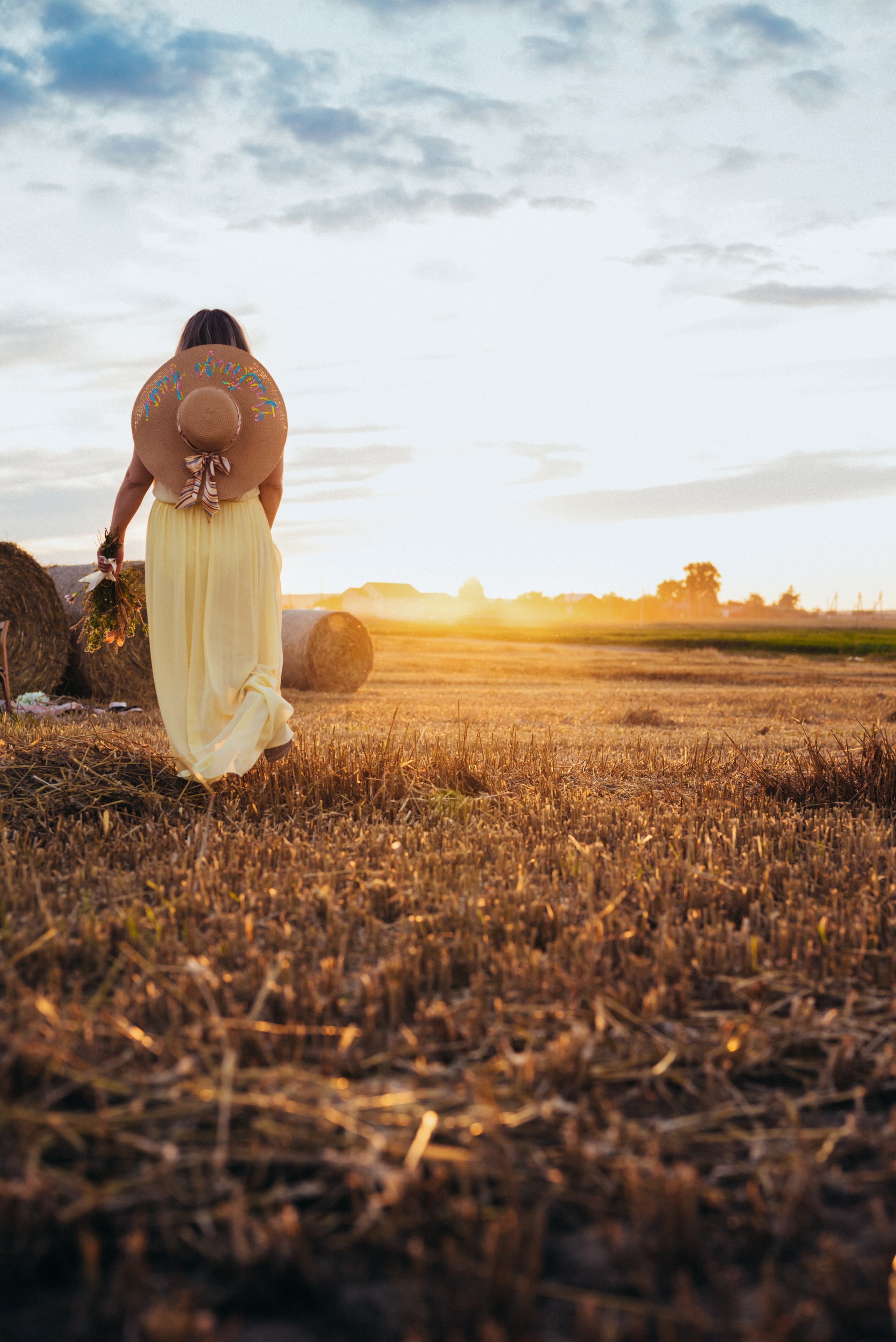 Таня — в ожидании чуда. На закате в поле. Семейный фотограф в Минске Дарья Дреко