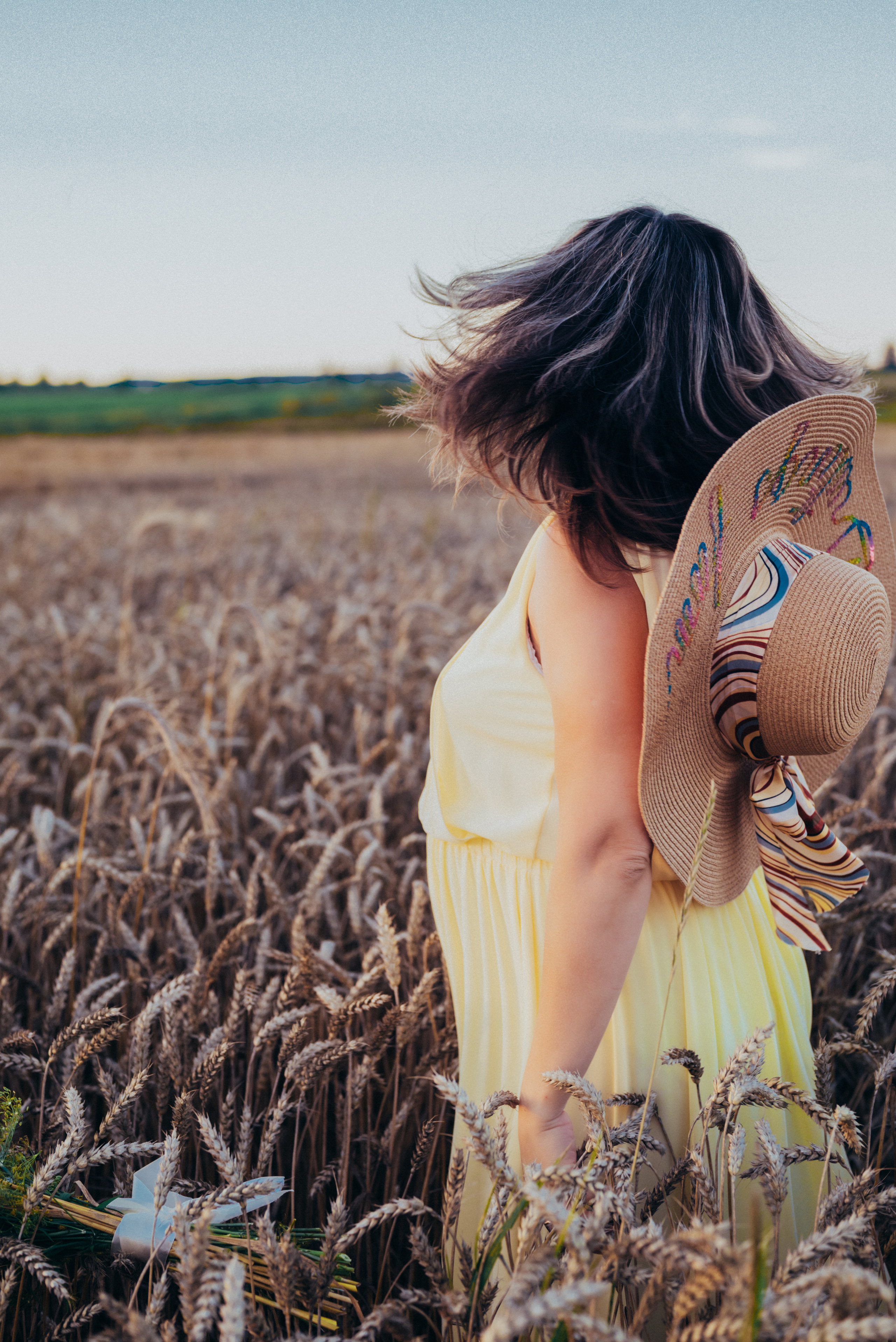 Таня — в ожидании чуда. На закате в поле. Семейный фотограф в Минске Дарья Дреко