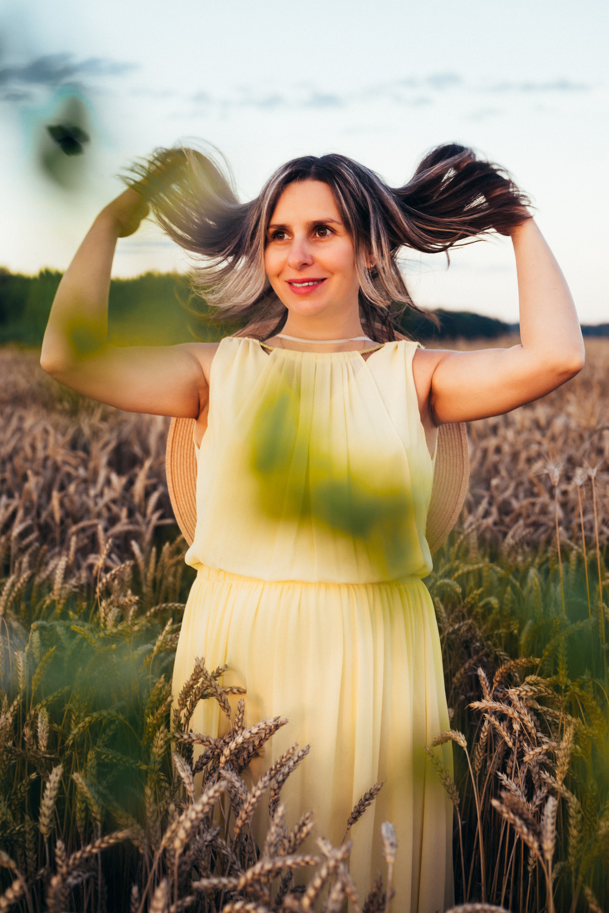 Таня — в ожидании чуда. На закате в поле. Семейный фотограф в Минске Дарья Дреко