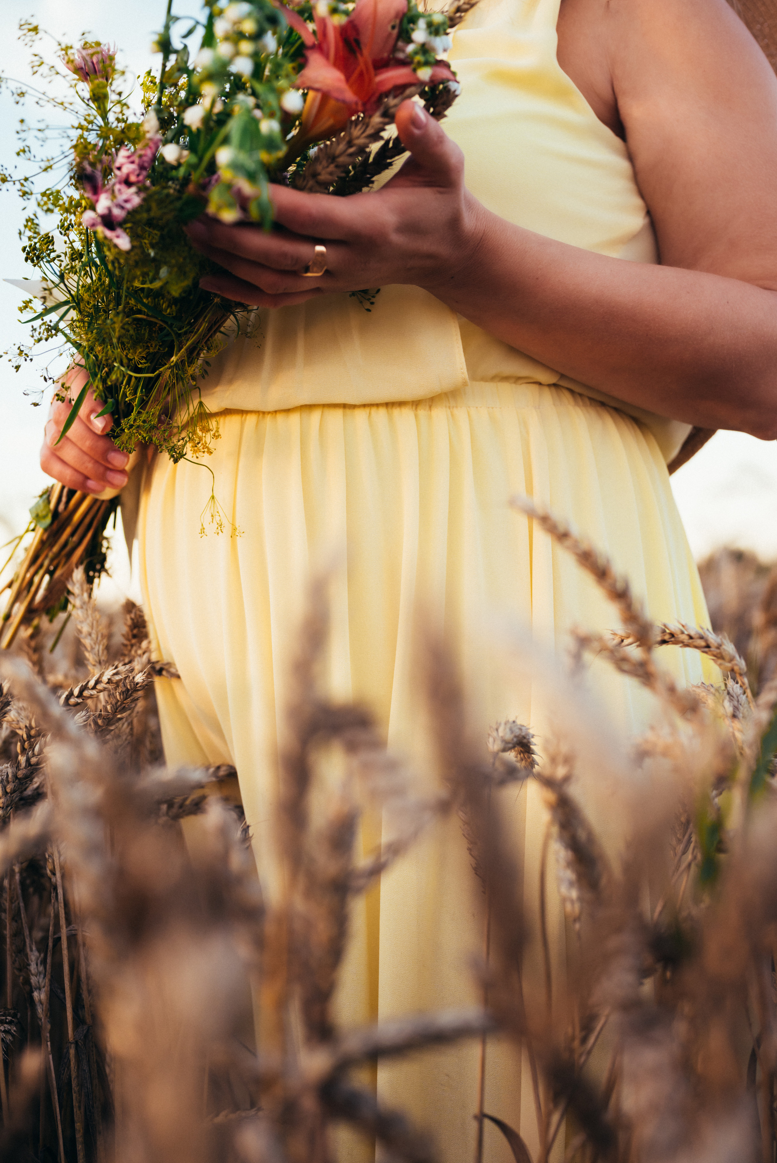 Таня — в ожидании чуда. На закате в поле. Семейный фотограф в Минске Дарья Дреко