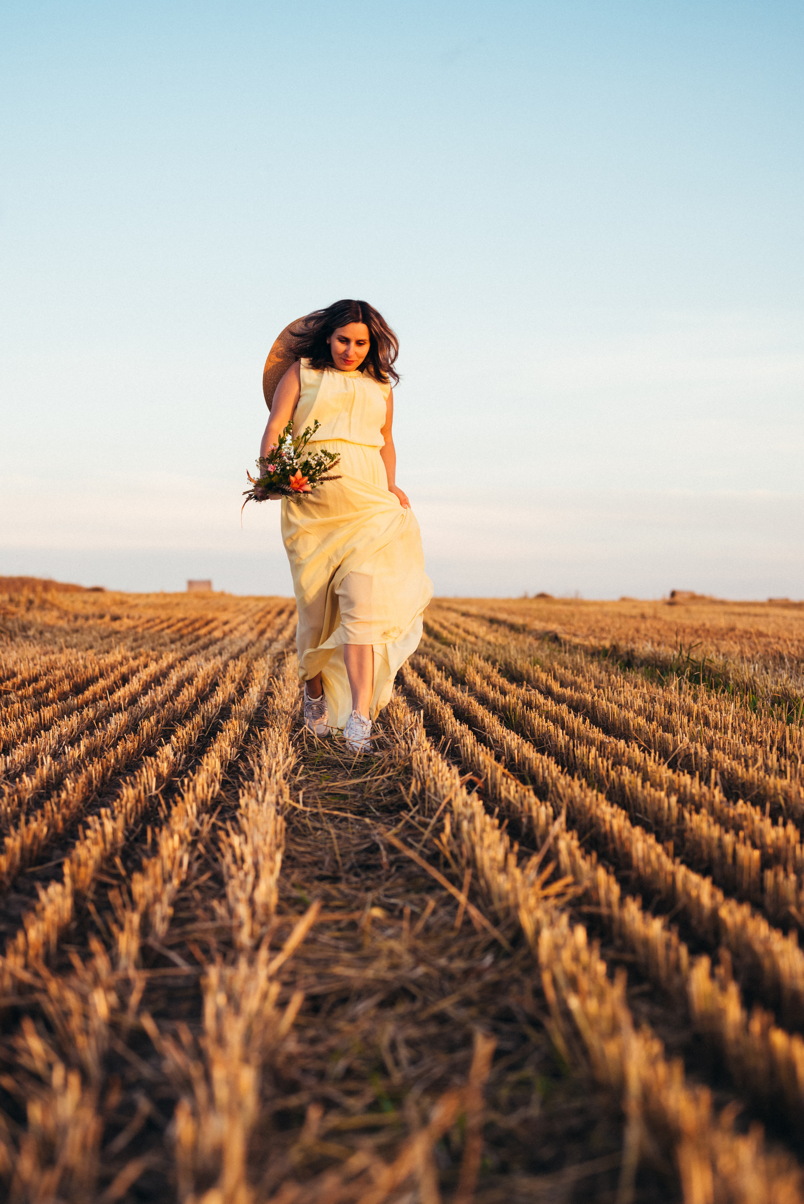 Таня — в ожидании чуда. На закате в поле. Семейный фотограф в Минске Дарья Дреко