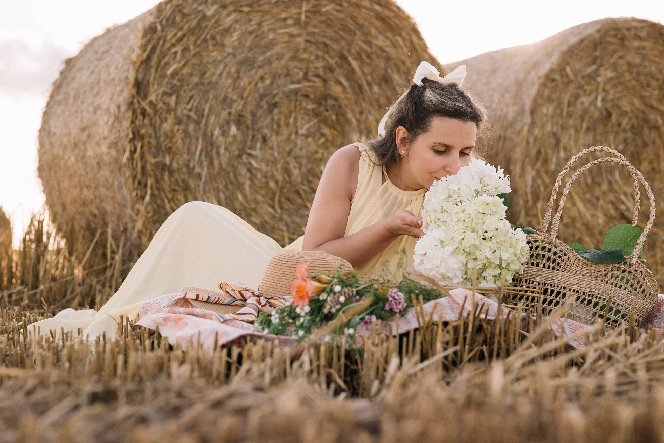 Таня — в ожидании чуда. На закате в поле. Семейный фотограф в Минске Дарья Дреко