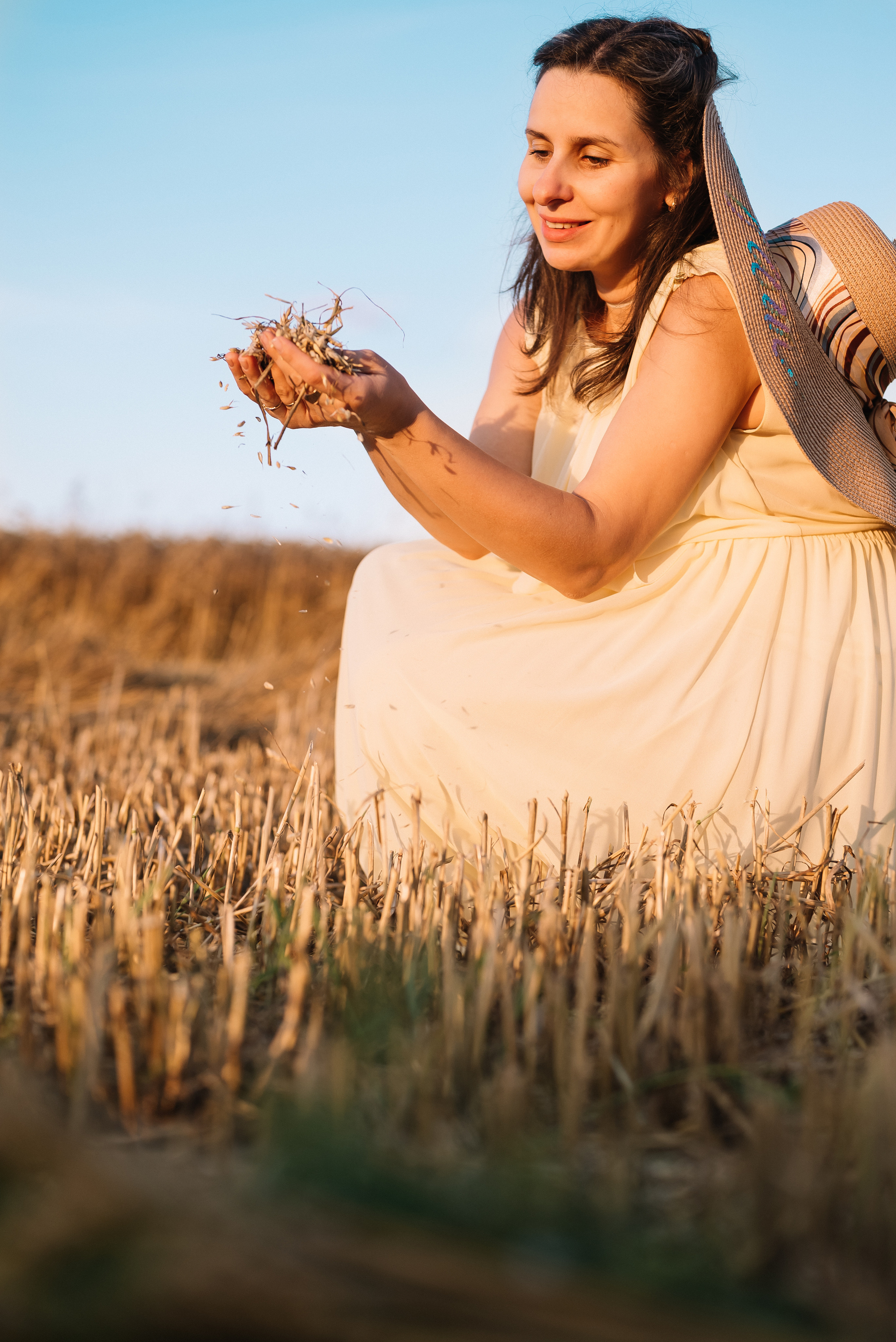 Таня — в ожидании чуда. На закате в поле. Семейный фотограф в Минске Дарья Дреко