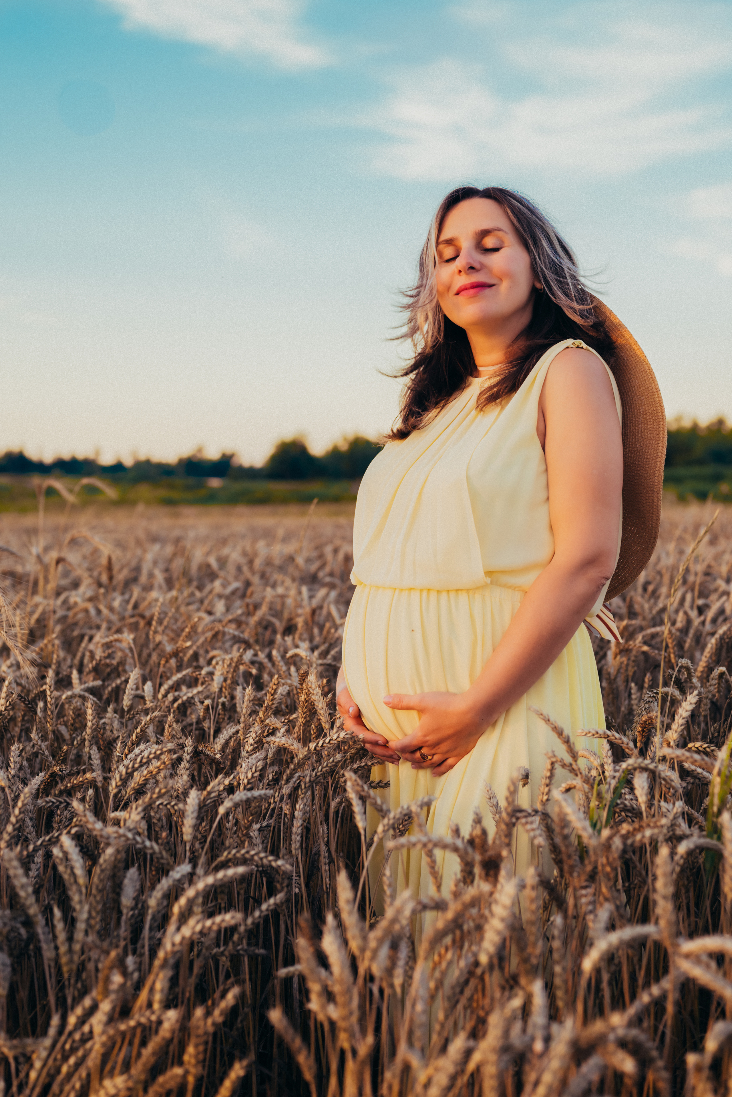 Таня — в ожидании чуда. На закате в поле. Семейный фотограф в Минске Дарья Дреко