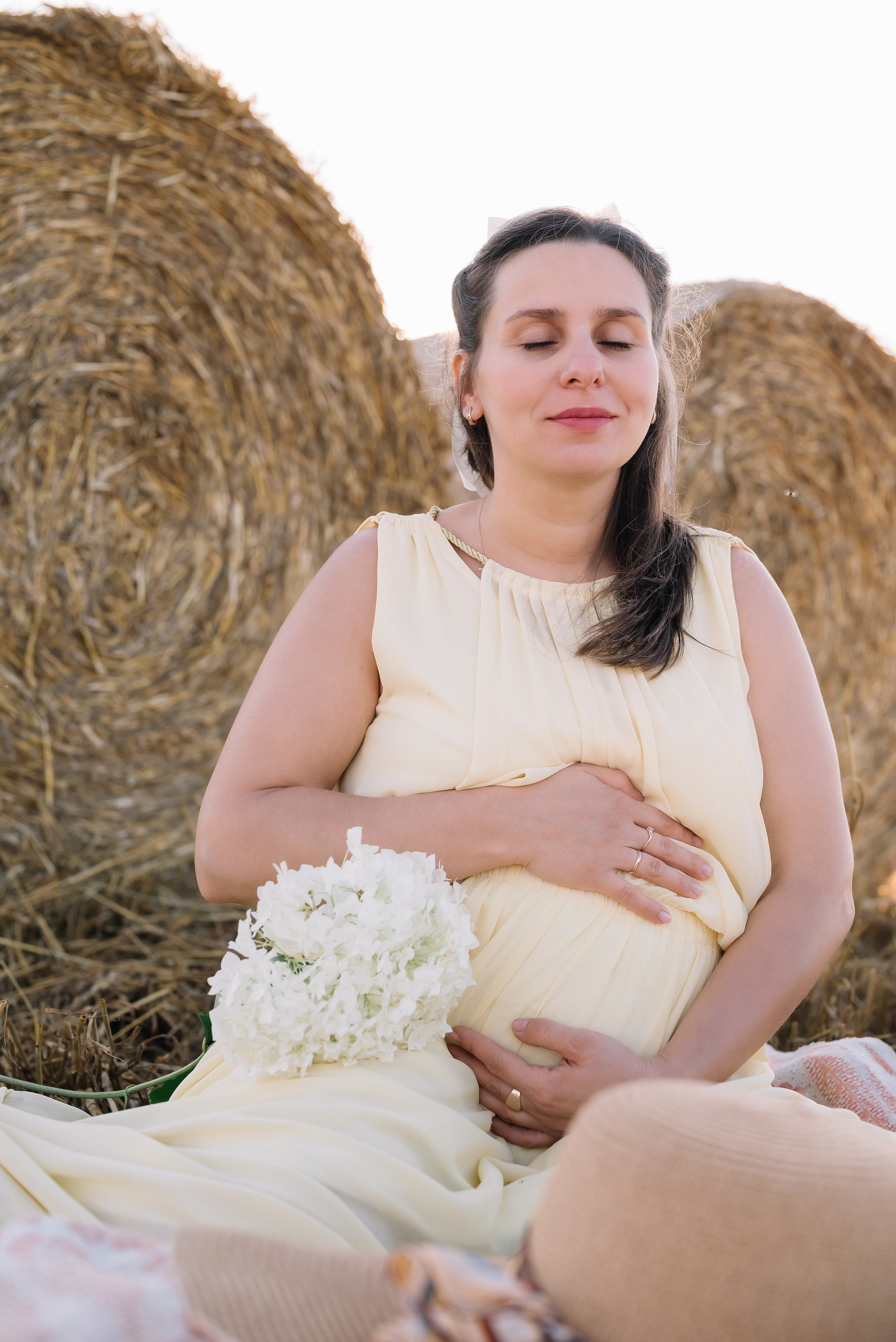 Таня — в ожидании чуда. На закате в поле. Семейный фотограф в Минске Дарья Дреко