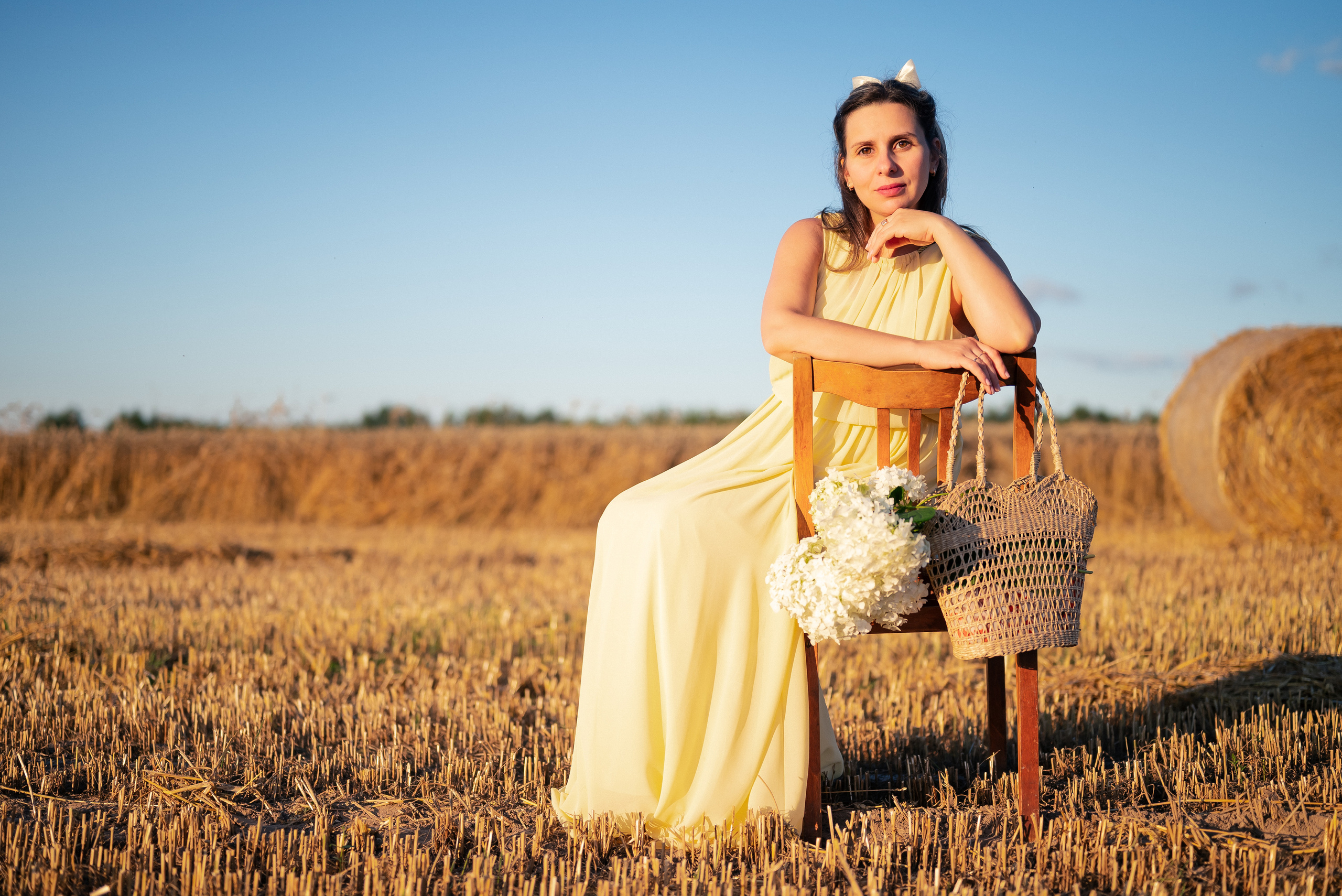Таня — в ожидании чуда. На закате в поле. Семейный фотограф в Минске Дарья Дреко