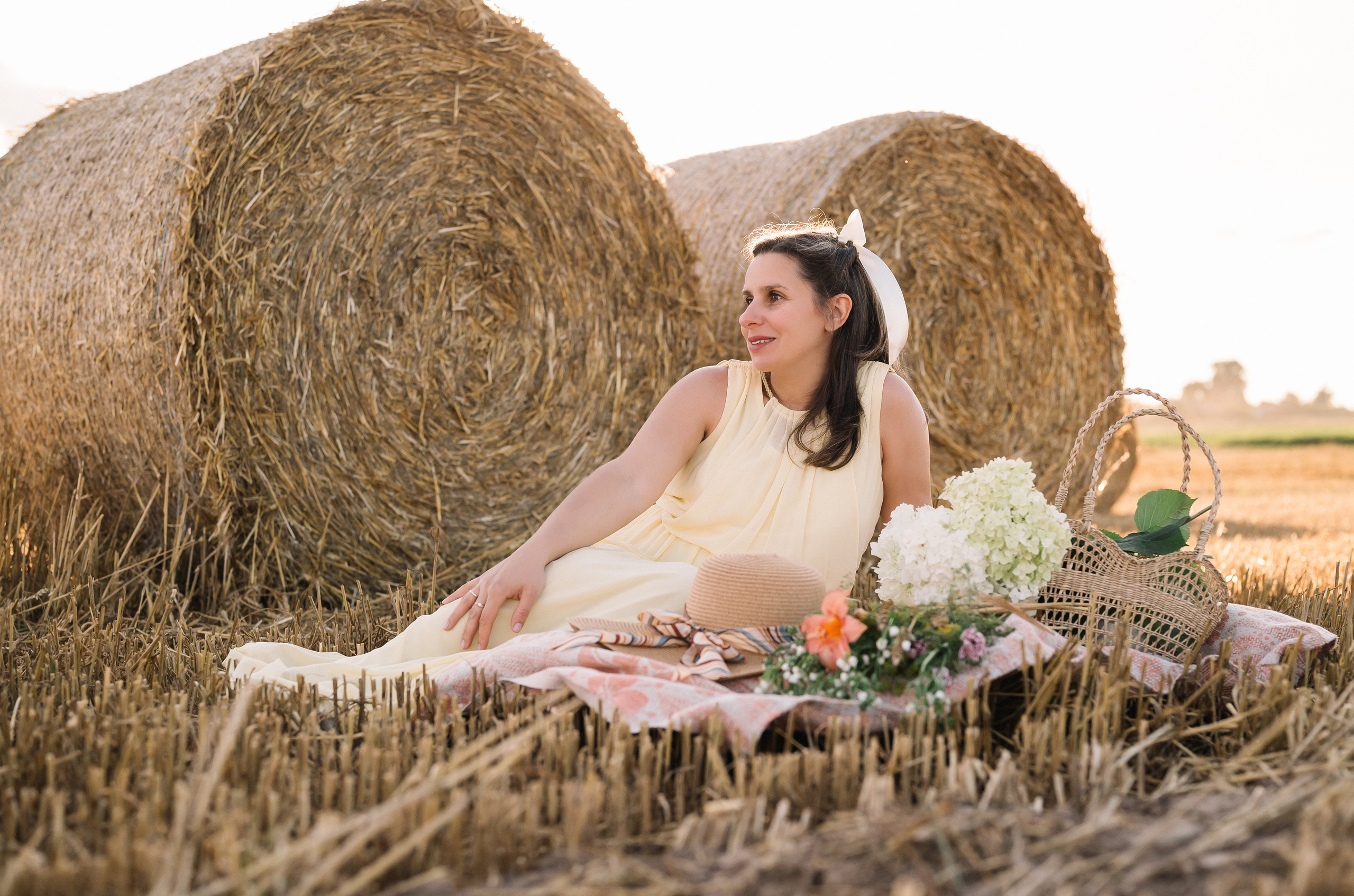 Таня — в ожидании чуда. На закате в поле. Семейный фотограф в Минске Дарья Дреко