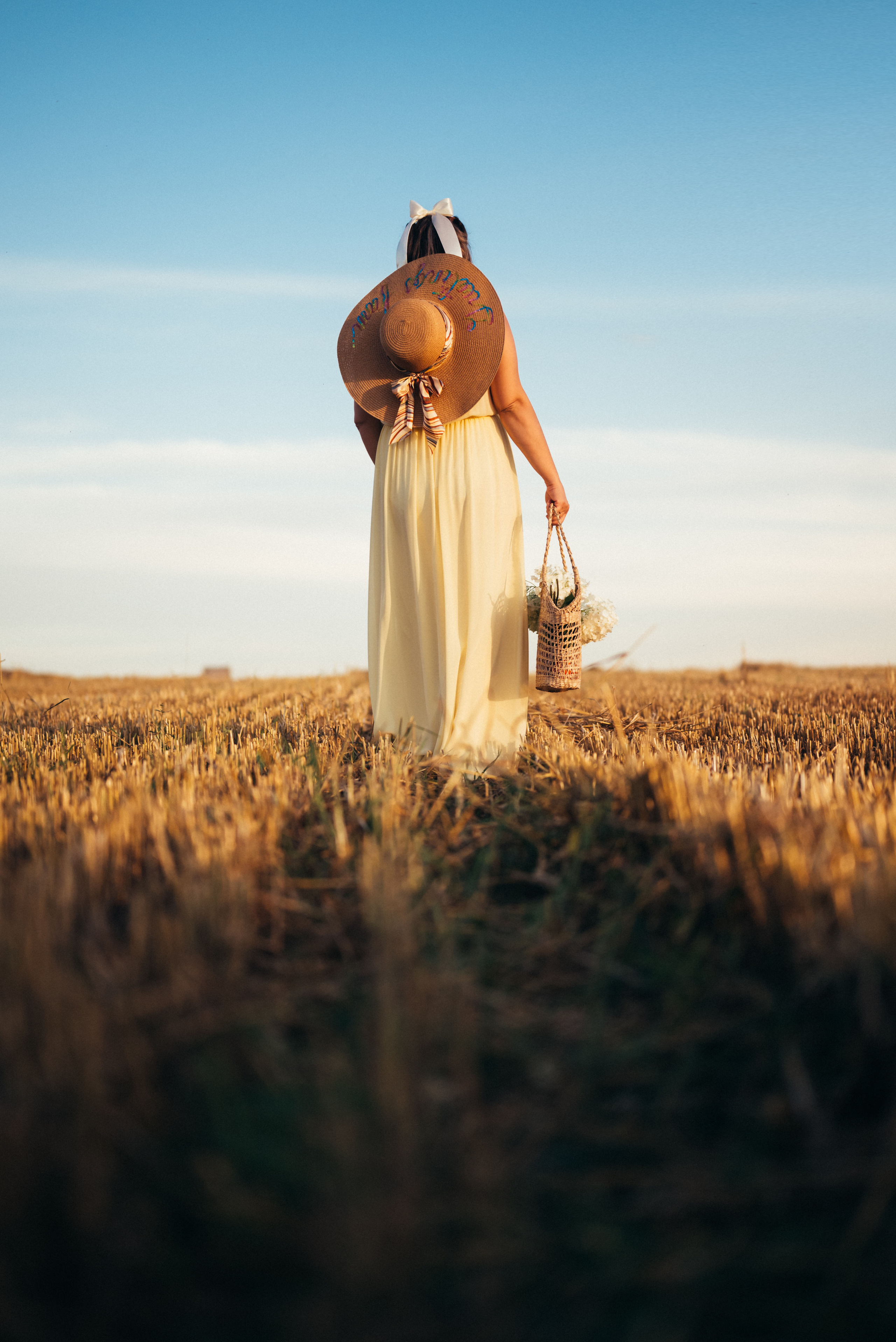 Таня — в ожидании чуда. На закате в поле. Семейный фотограф в Минске Дарья Дреко