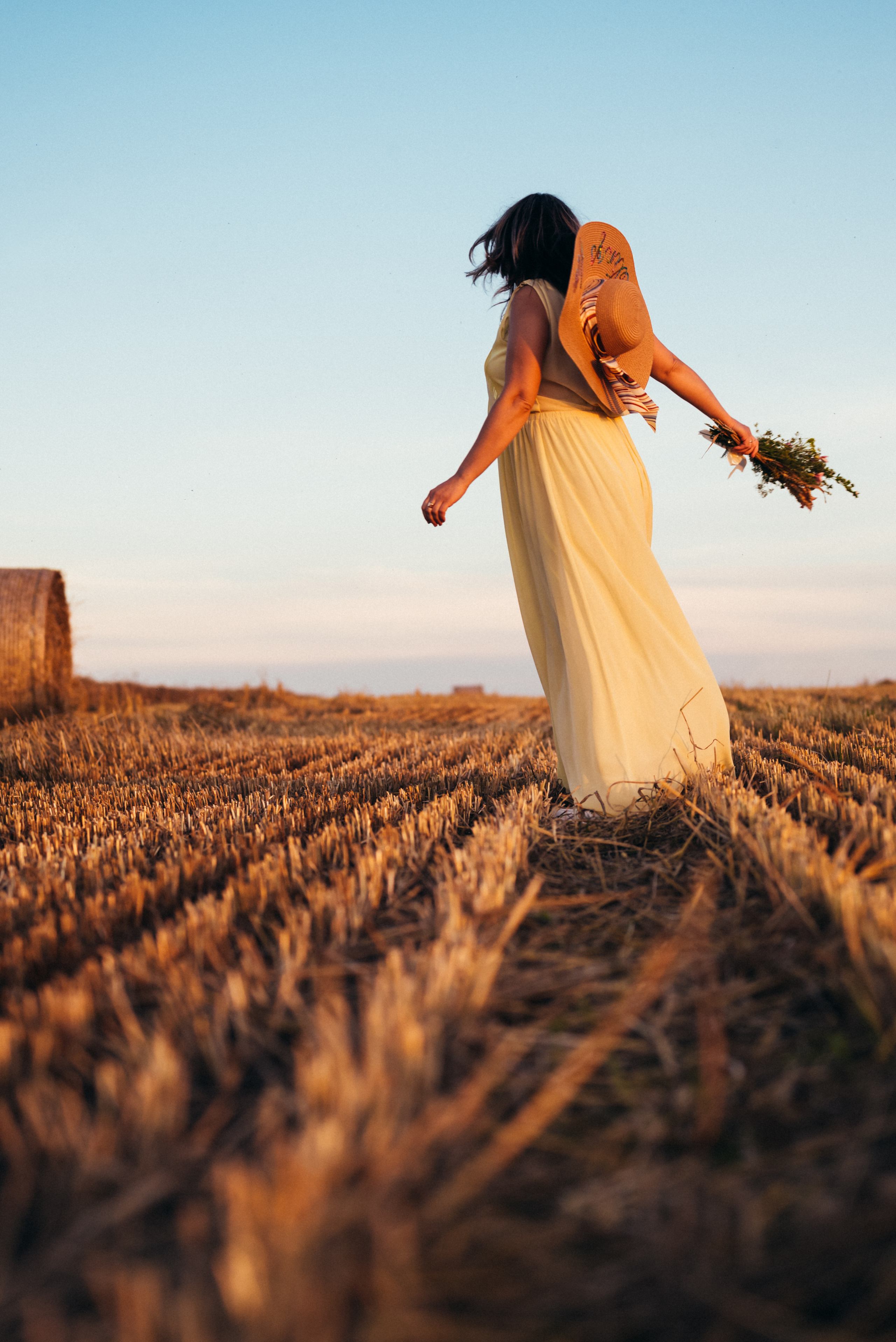 Таня — в ожидании чуда. На закате в поле. Семейный фотограф в Минске Дарья Дреко