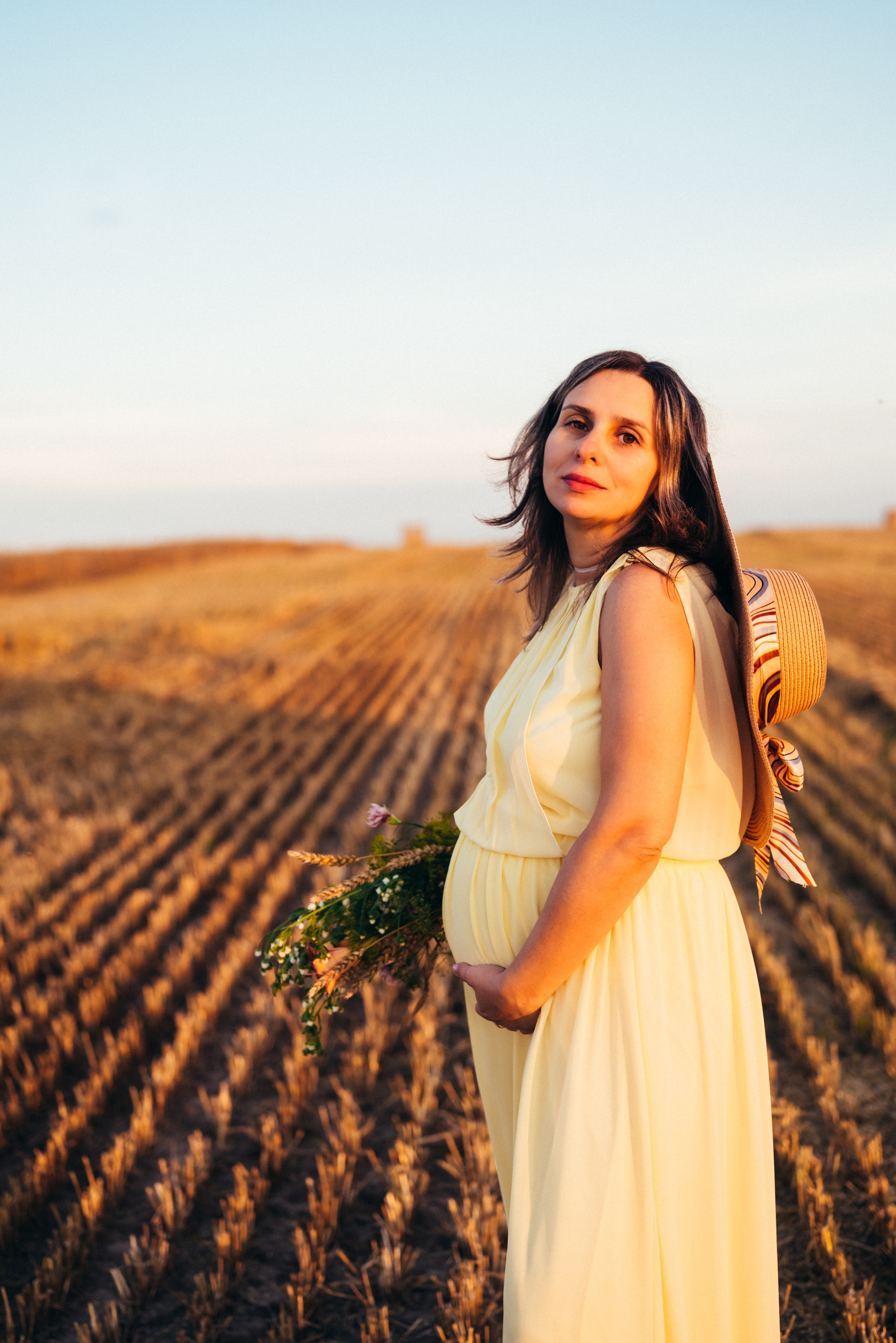 Таня — в ожидании чуда. На закате в поле. Семейный фотограф в Минске Дарья Дреко