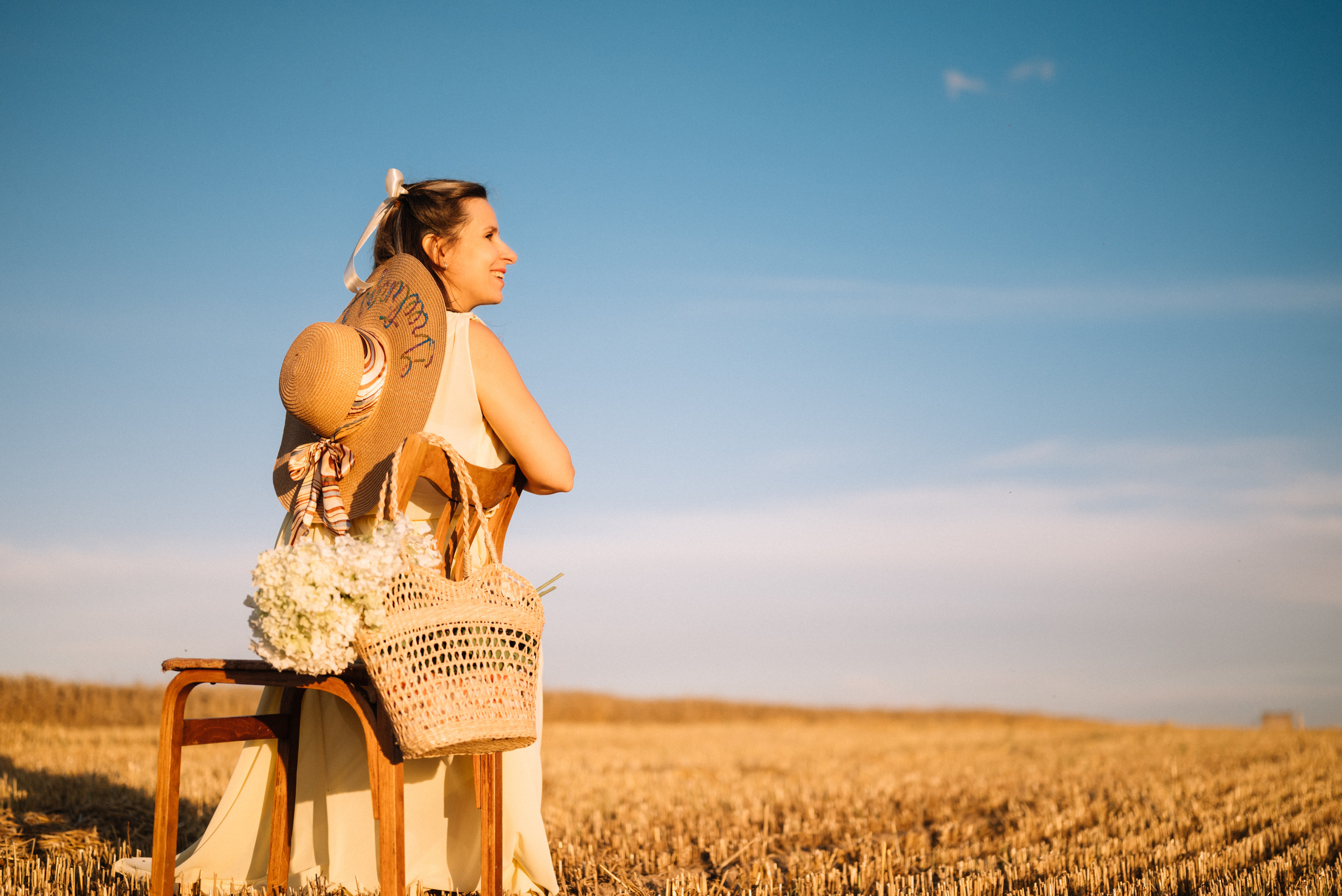 Таня — в ожидании чуда. На закате в поле. Семейный фотограф в Минске Дарья Дреко