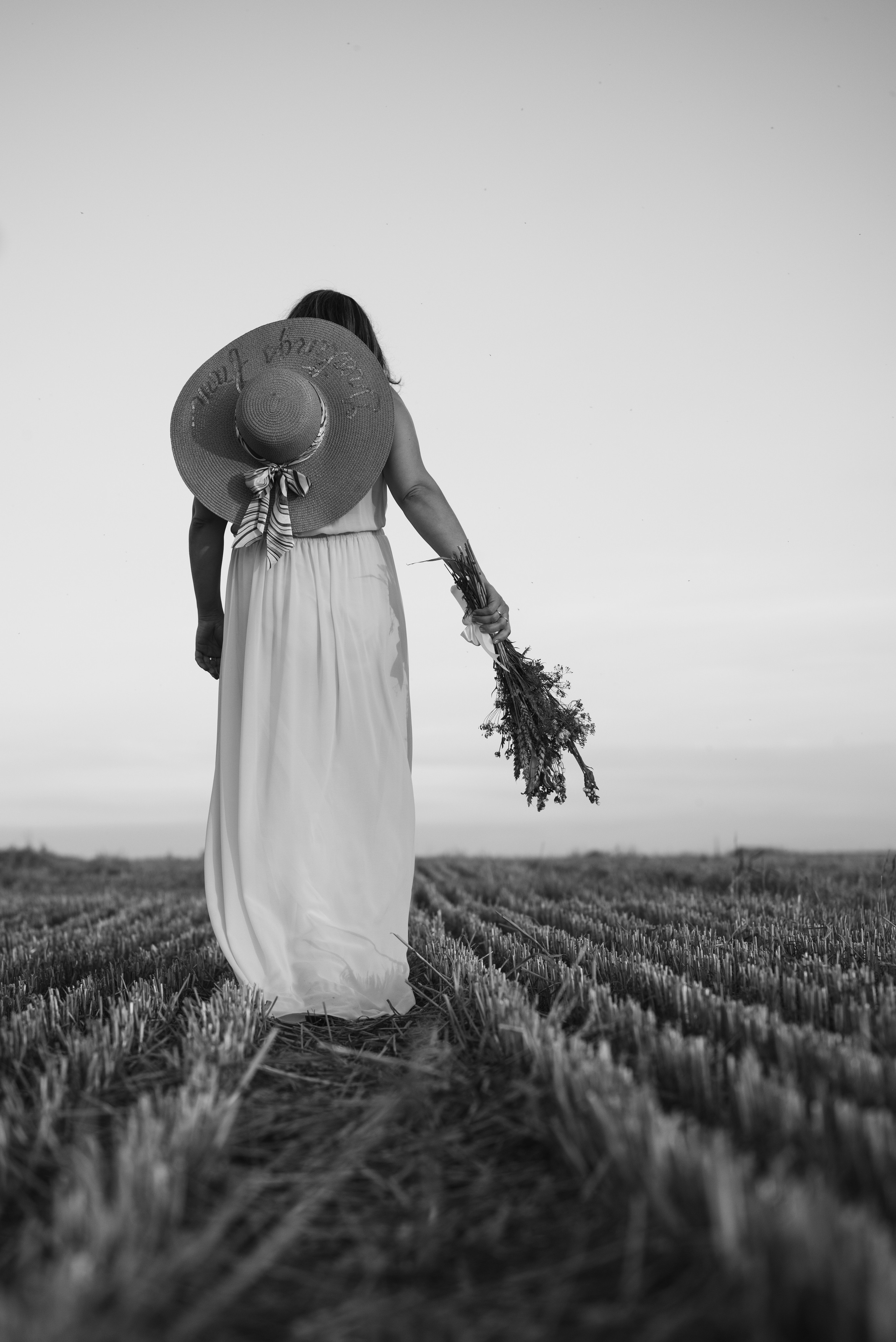 Таня — в ожидании чуда. На закате в поле. Семейный фотограф в Минске Дарья Дреко