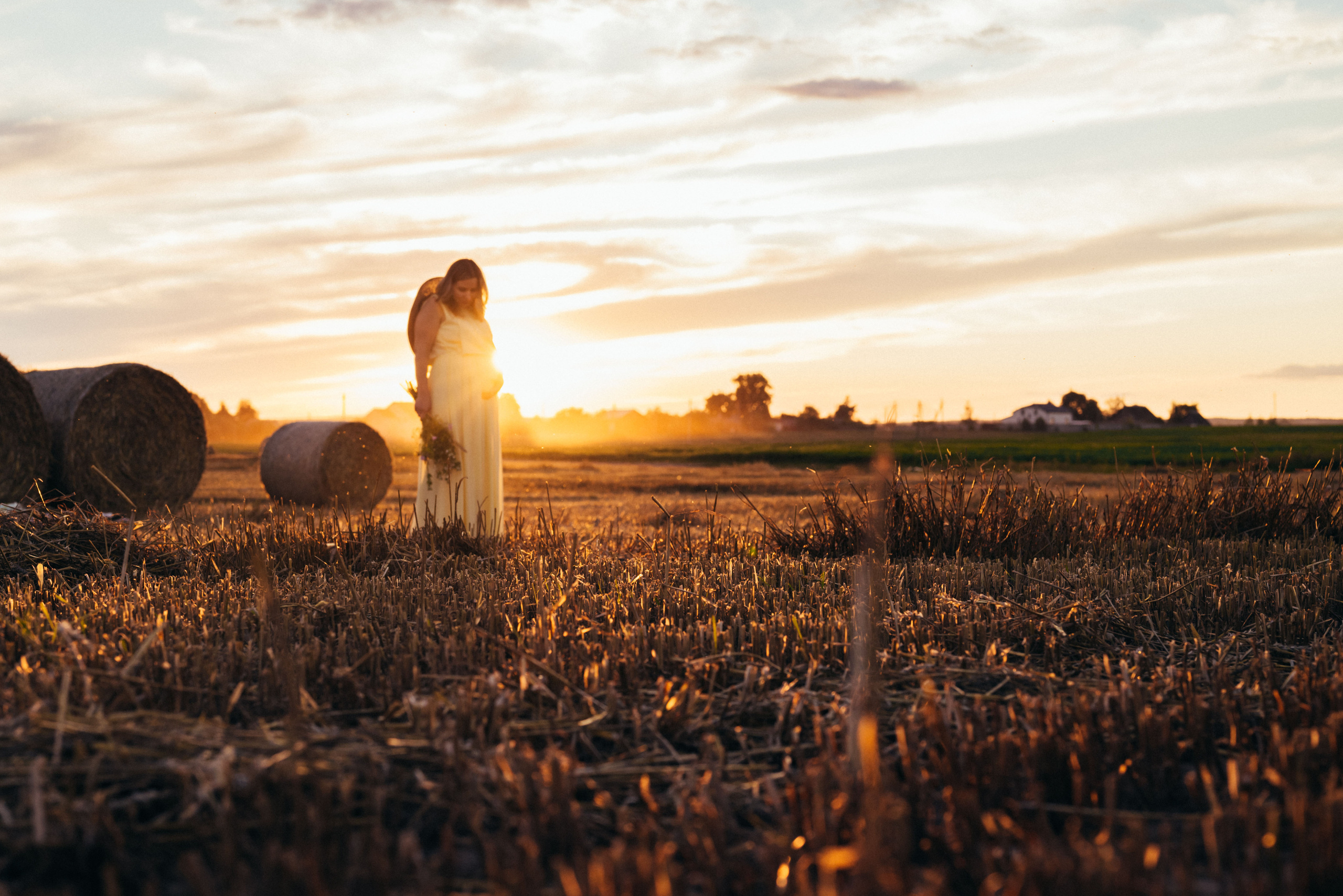 Таня — в ожидании чуда. На закате в поле. Семейный фотограф в Минске Дарья Дреко