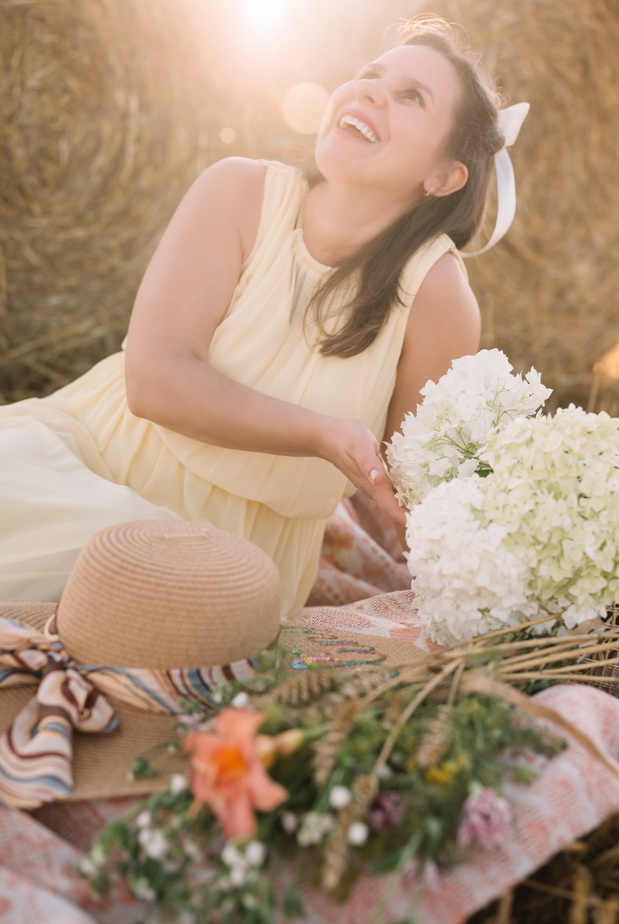 Таня — в ожидании чуда. На закате в поле. Семейный фотограф в Минске Дарья Дреко