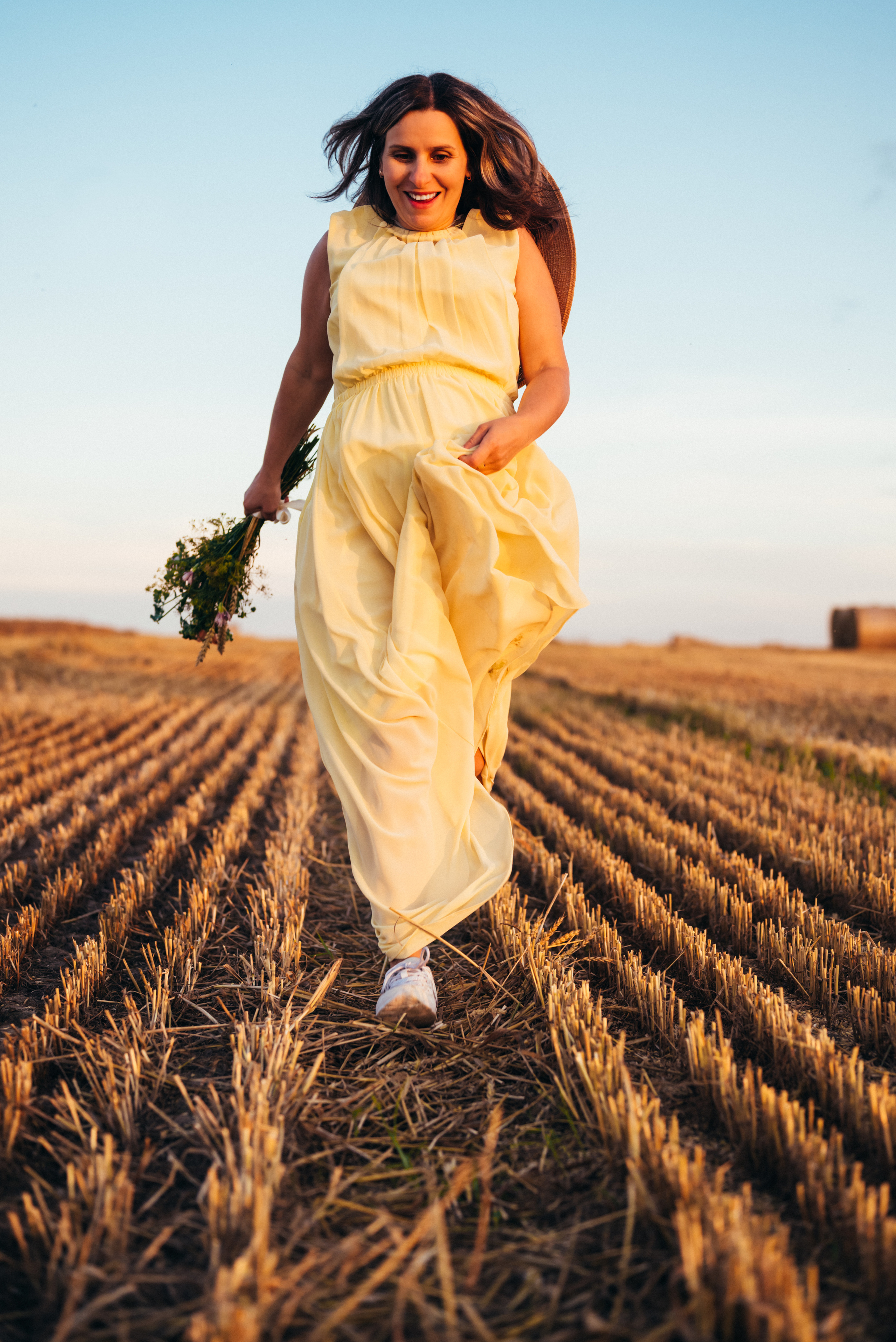 Таня — в ожидании чуда. На закате в поле. Семейный фотограф в Минске Дарья Дреко