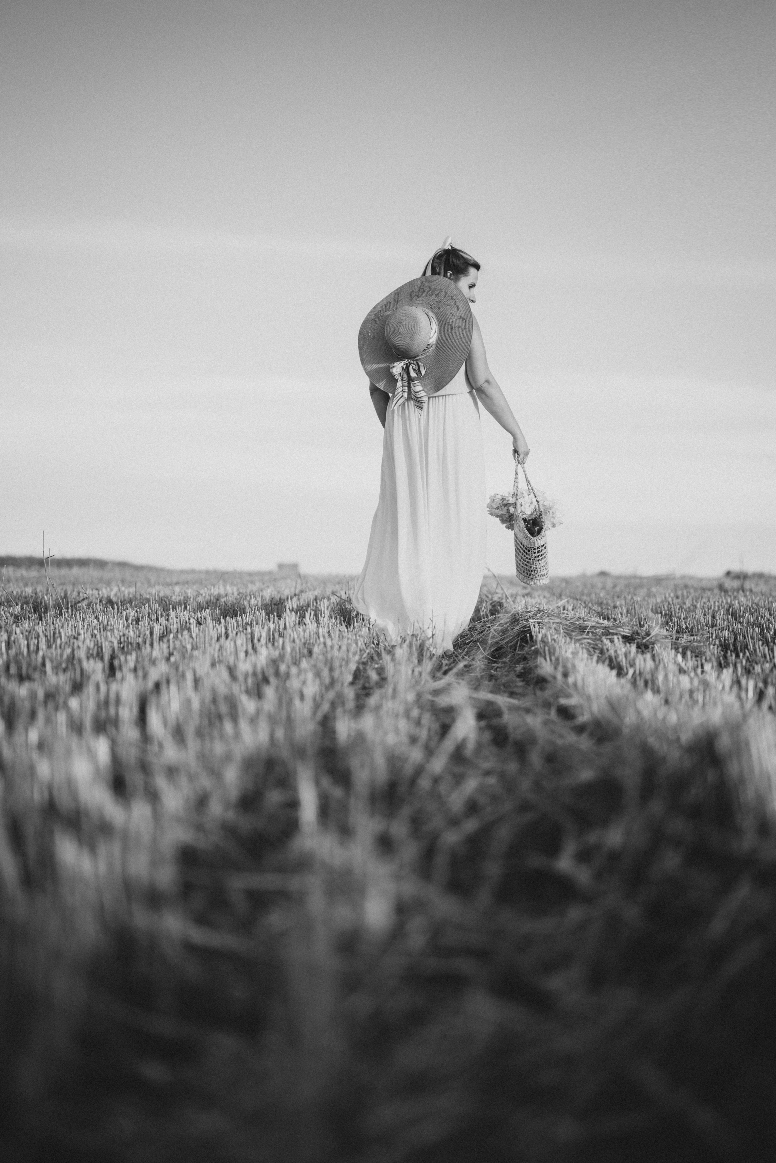 Таня — в ожидании чуда. На закате в поле. Семейный фотограф в Минске Дарья Дреко