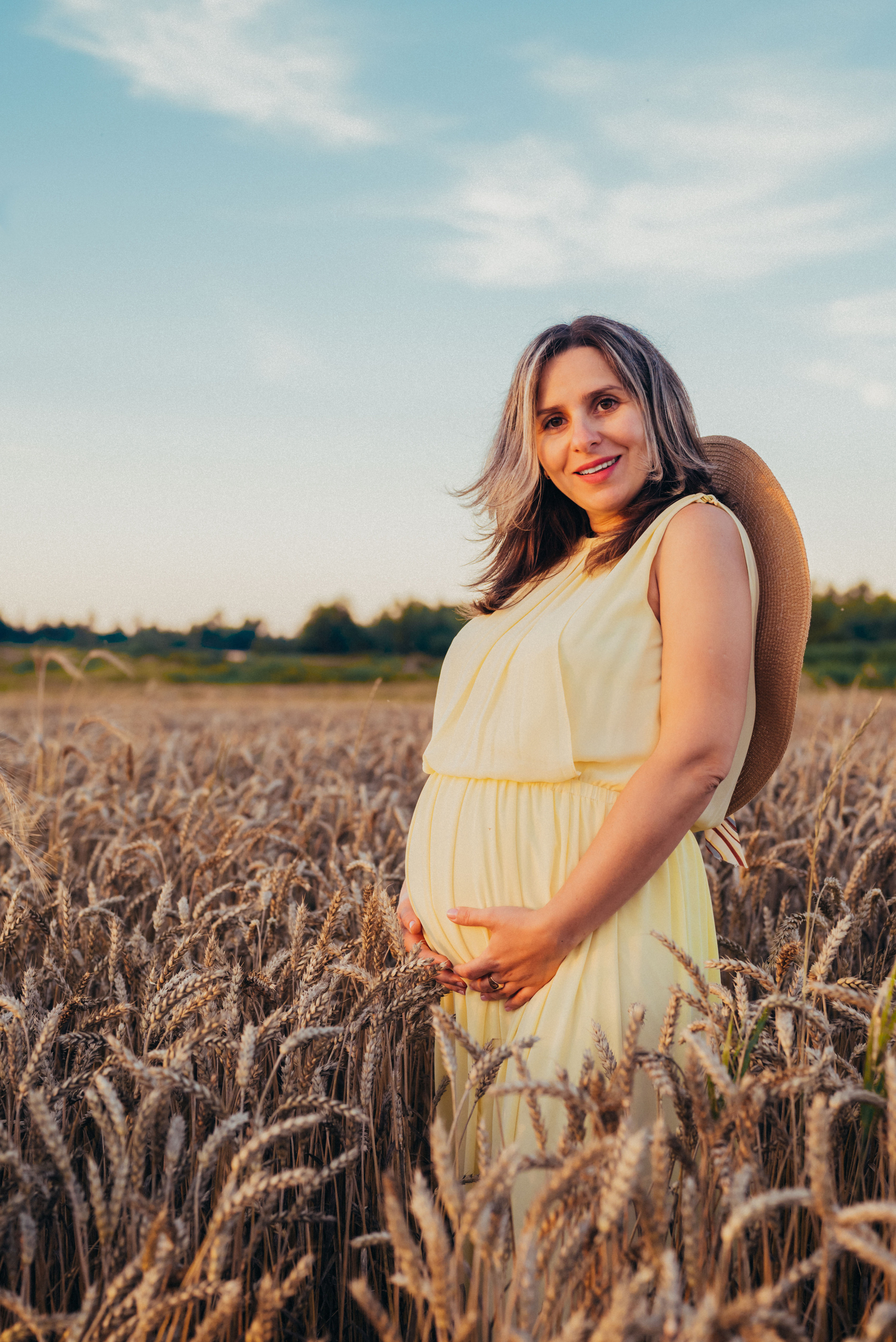 Таня — в ожидании чуда. На закате в поле. Семейный фотограф в Минске Дарья Дреко