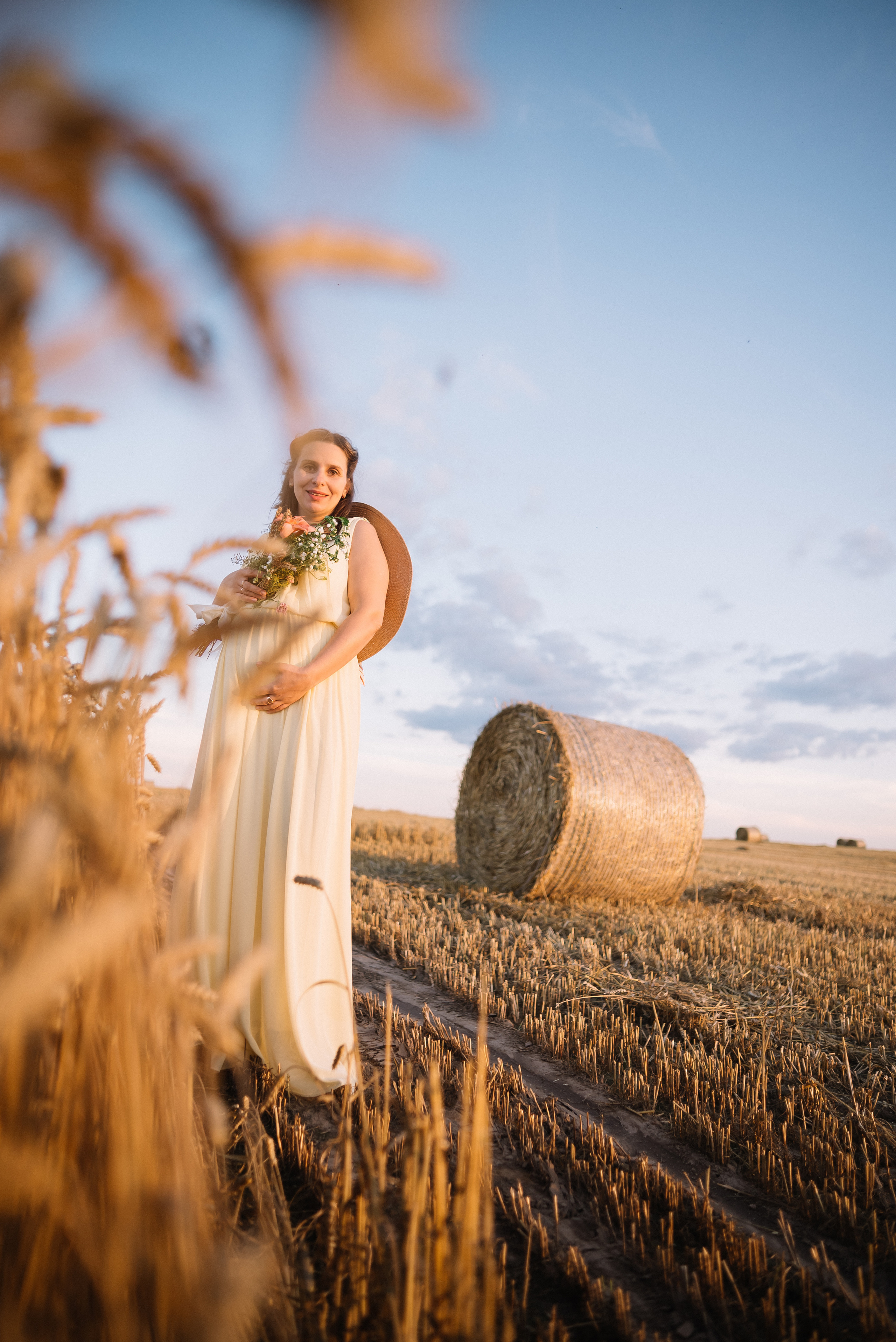 Таня — в ожидании чуда. На закате в поле. Семейный фотограф в Минске Дарья Дреко
