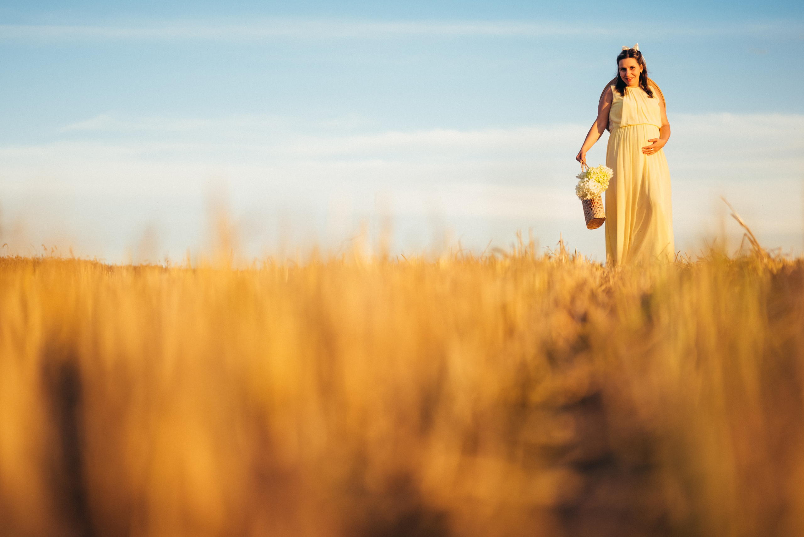 Таня — в ожидании чуда. На закате в поле. Семейный фотограф в Минске Дарья Дреко
