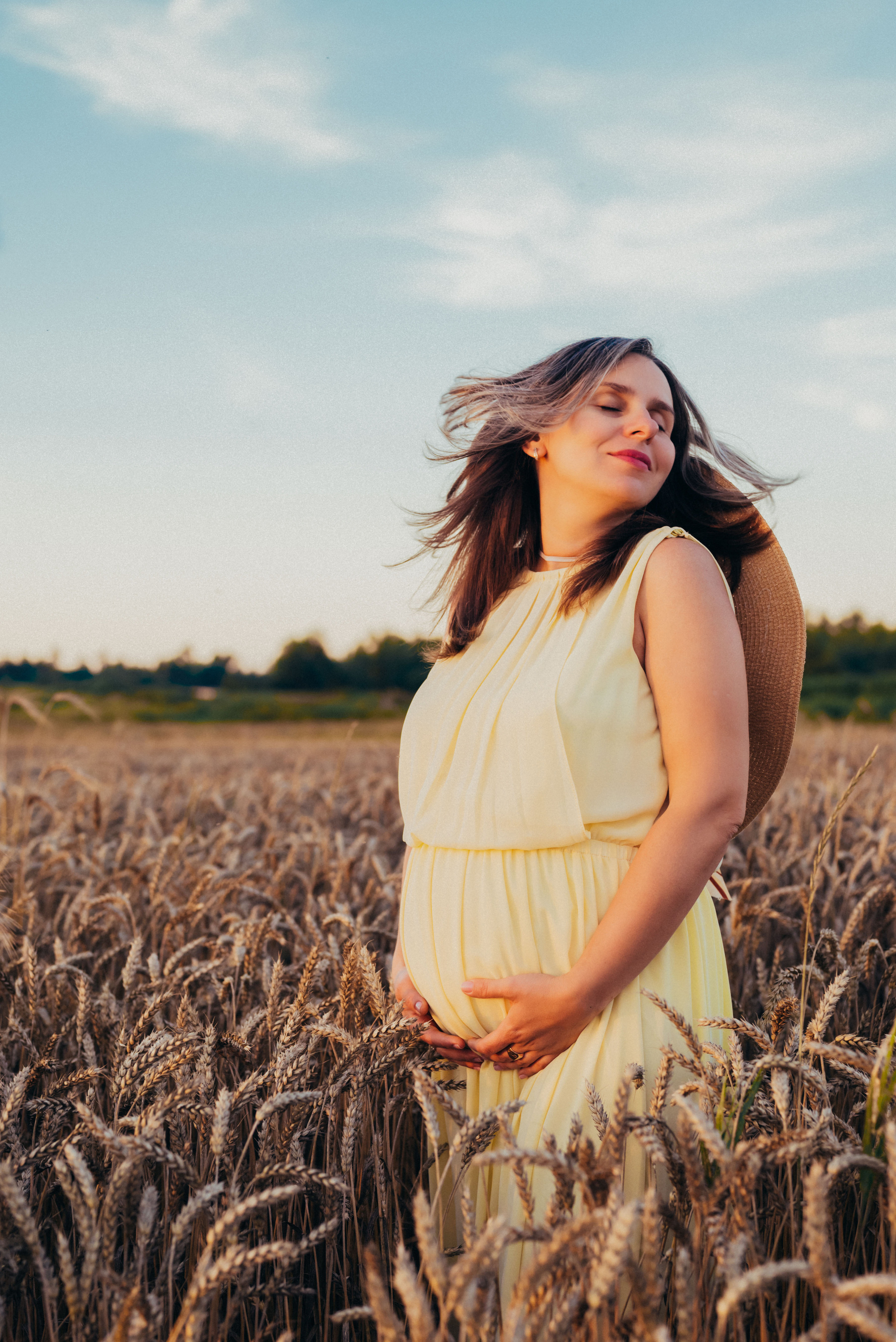 Таня — в ожидании чуда. На закате в поле. Семейный фотограф в Минске Дарья Дреко