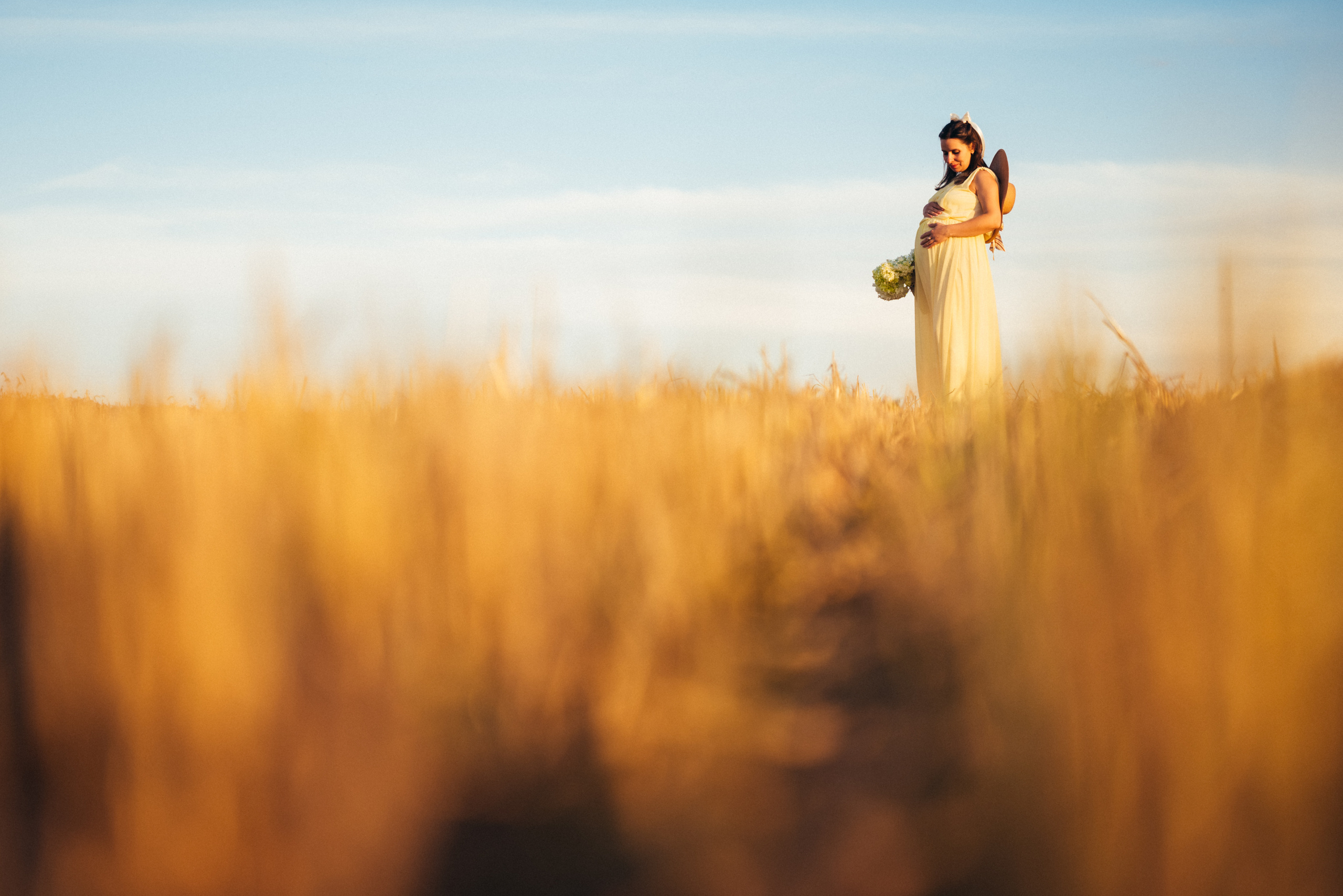 Таня — в ожидании чуда. На закате в поле. Семейный фотограф в Минске Дарья Дреко