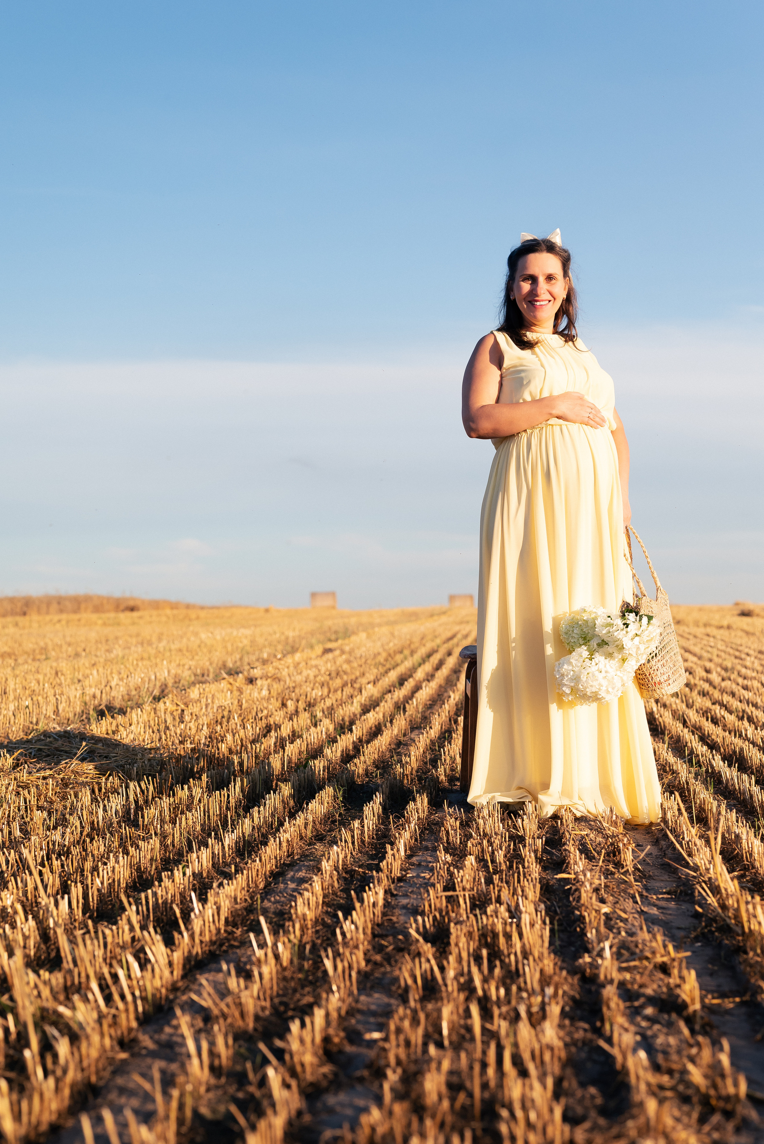 Таня — в ожидании чуда. На закате в поле. Семейный фотограф в Минске Дарья Дреко