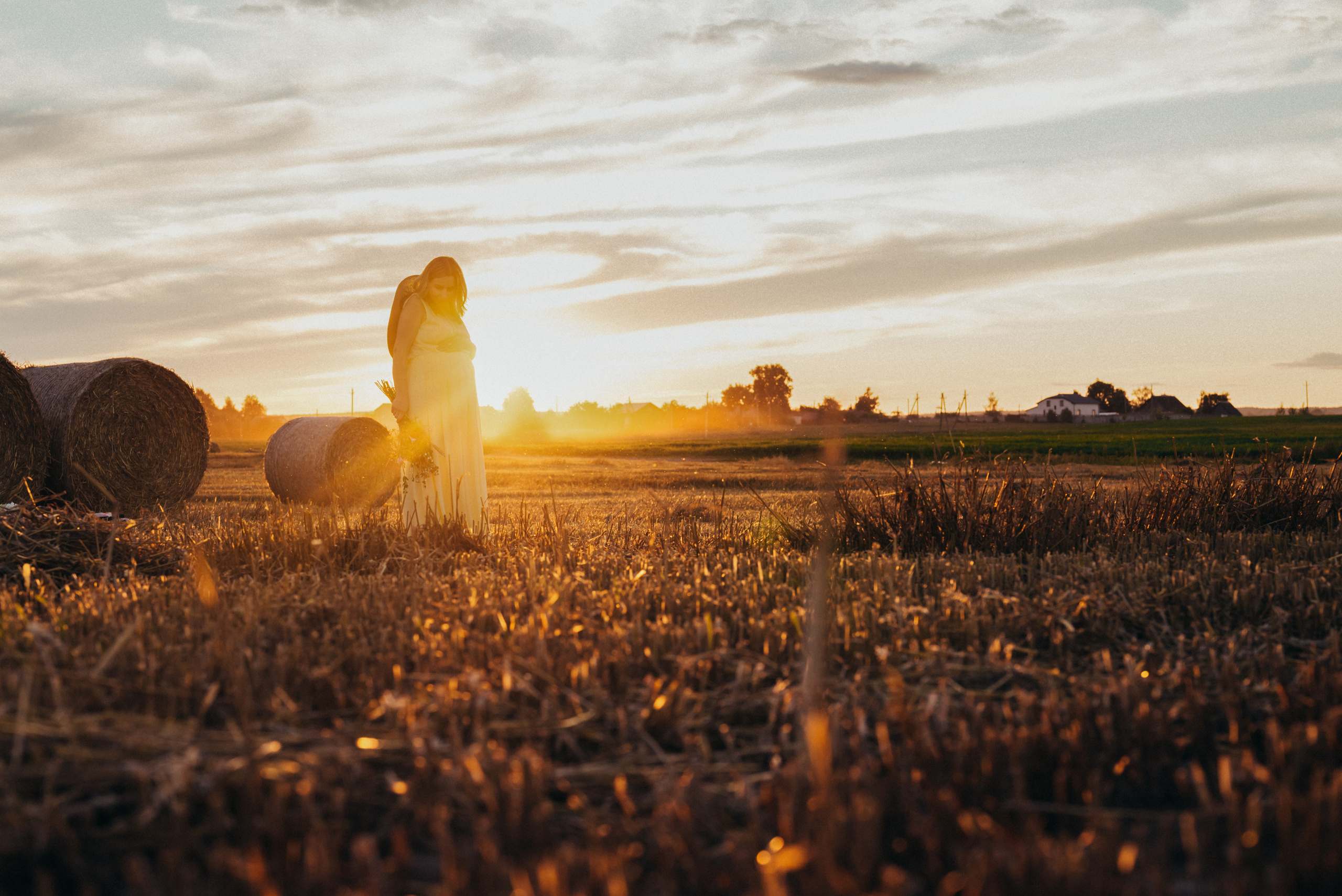 Таня — в ожидании чуда. На закате в поле. Семейный фотограф в Минске Дарья Дреко
