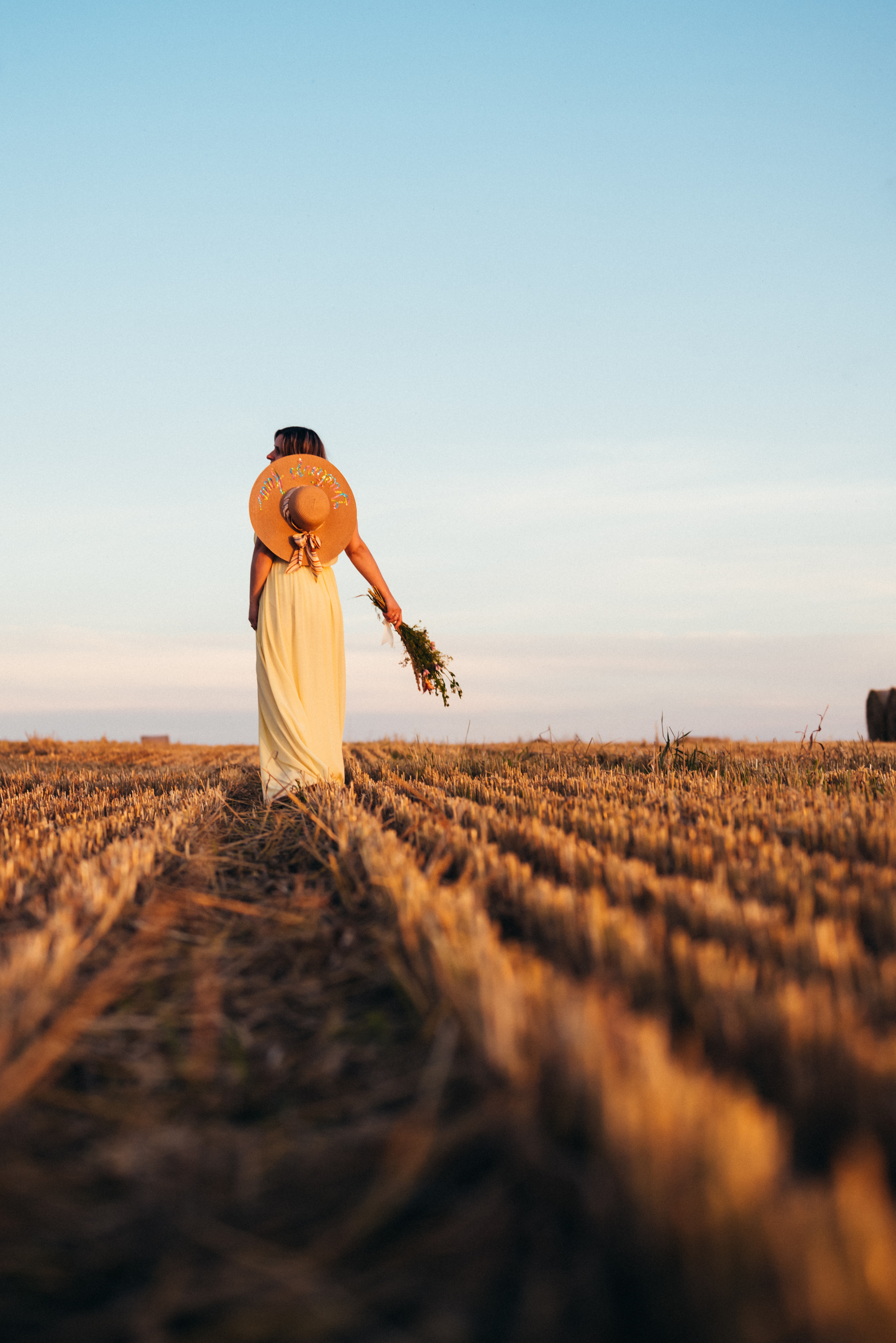 Таня — в ожидании чуда. На закате в поле. Семейный фотограф в Минске Дарья Дреко