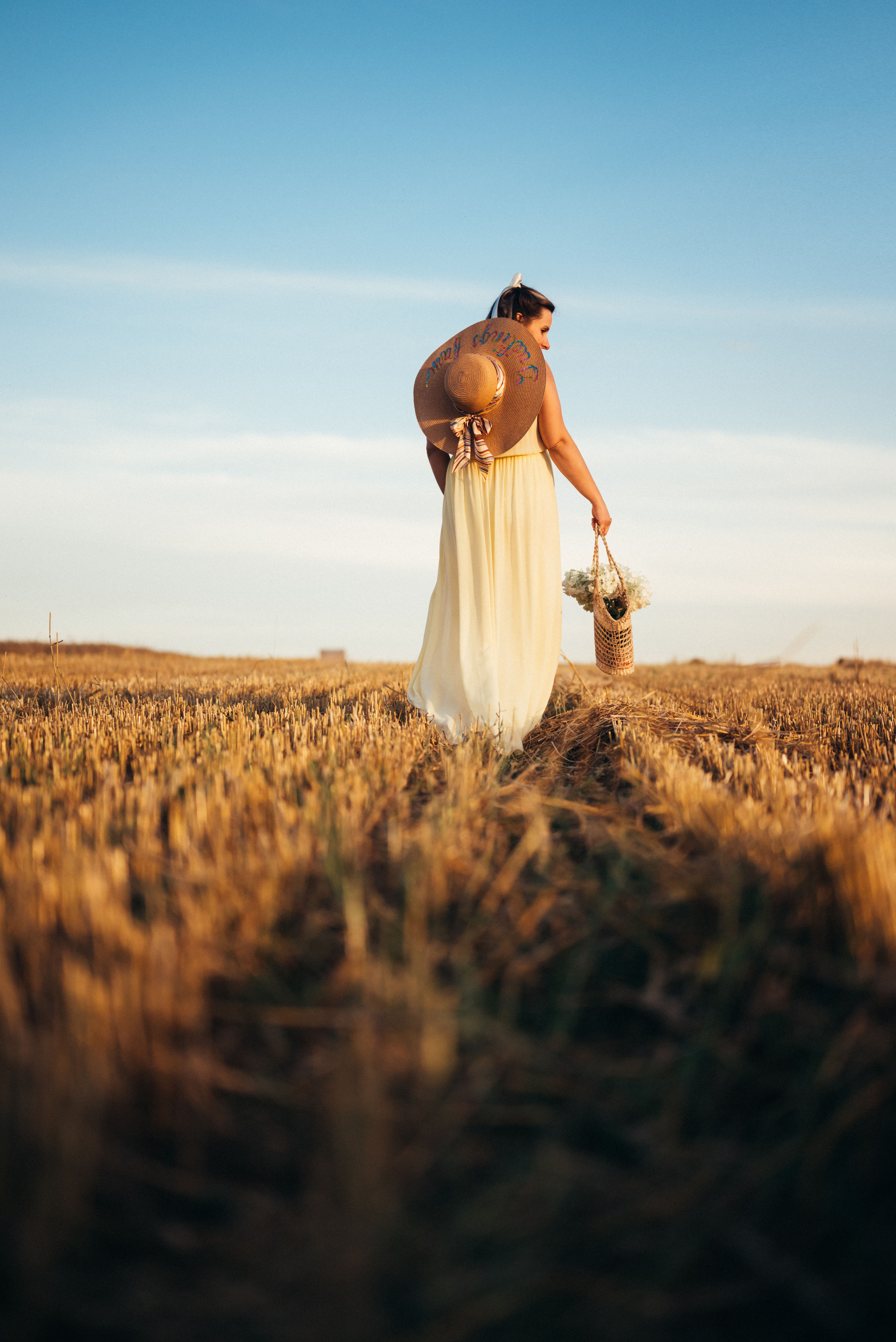 Таня — в ожидании чуда. На закате в поле. Семейный фотограф в Минске Дарья Дреко