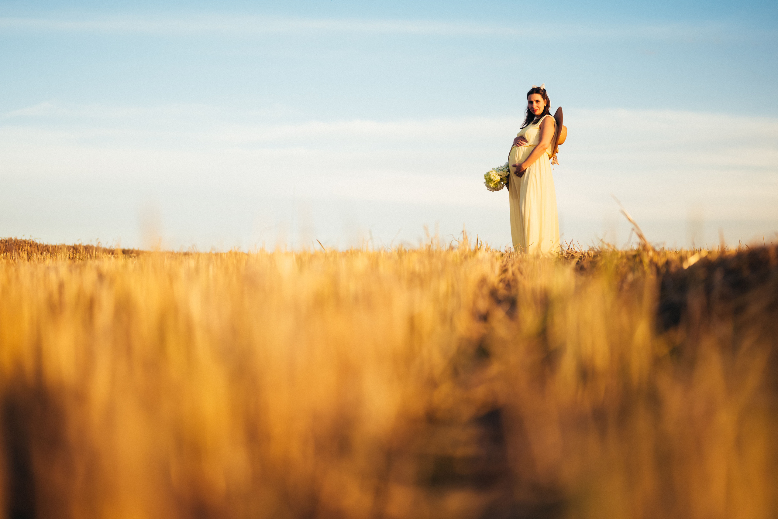 Таня — в ожидании чуда. На закате в поле. Семейный фотограф в Минске Дарья Дреко