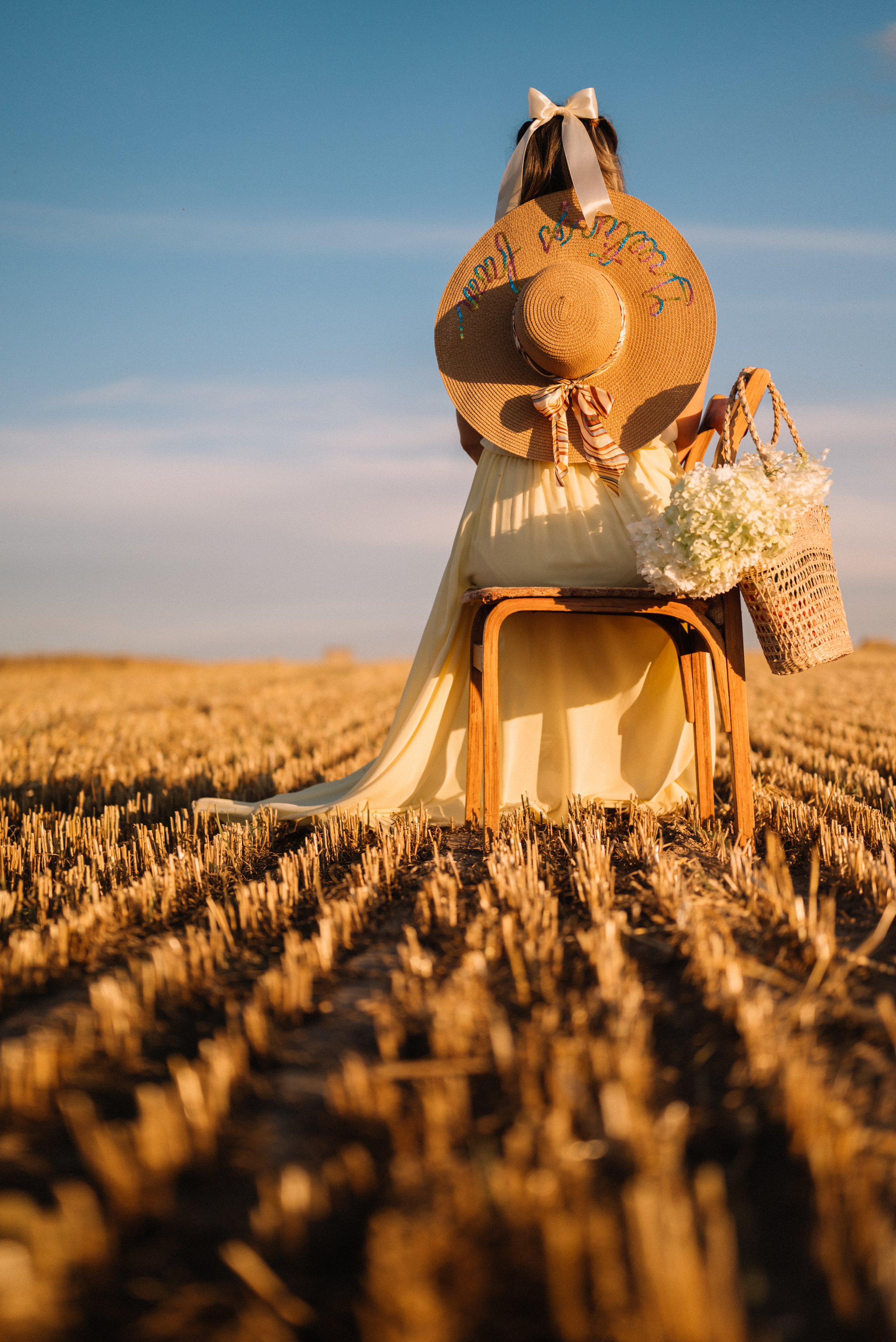 Таня — в ожидании чуда. На закате в поле. Семейный фотограф в Минске Дарья Дреко