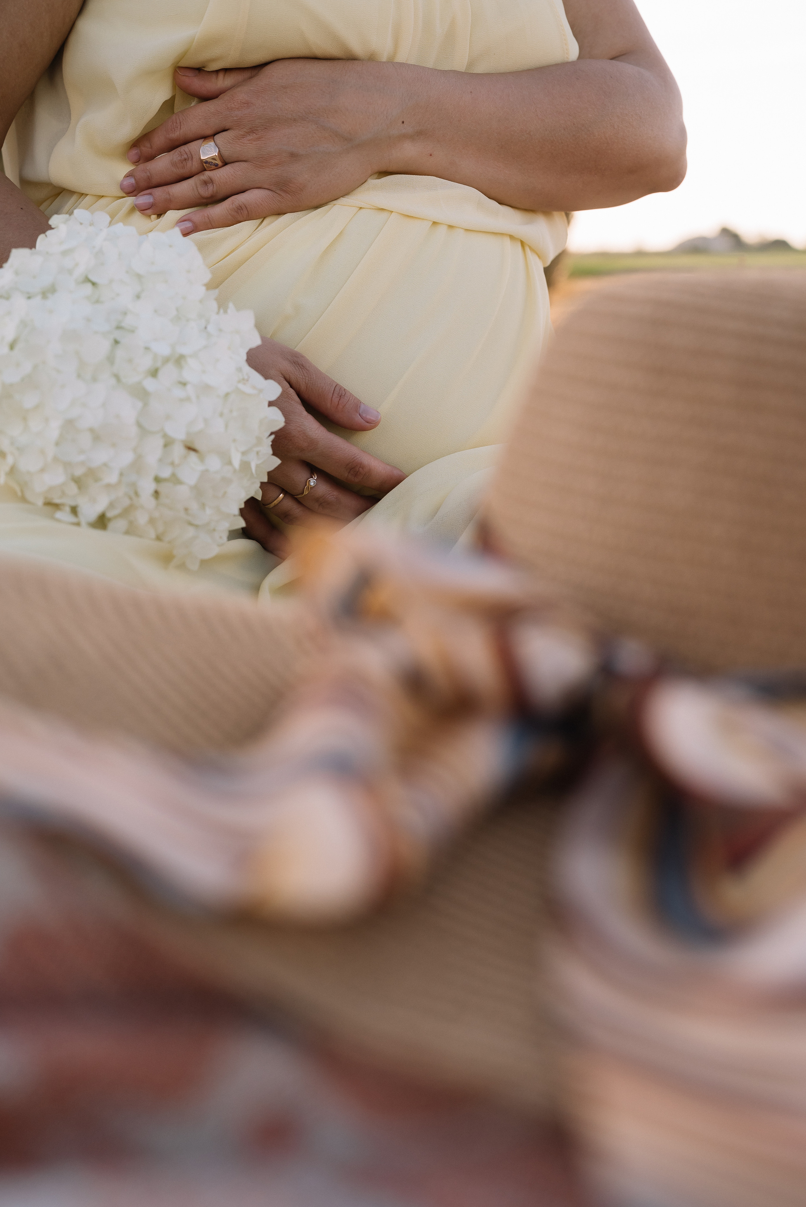 Таня — в ожидании чуда. На закате в поле. Семейный фотограф в Минске Дарья Дреко