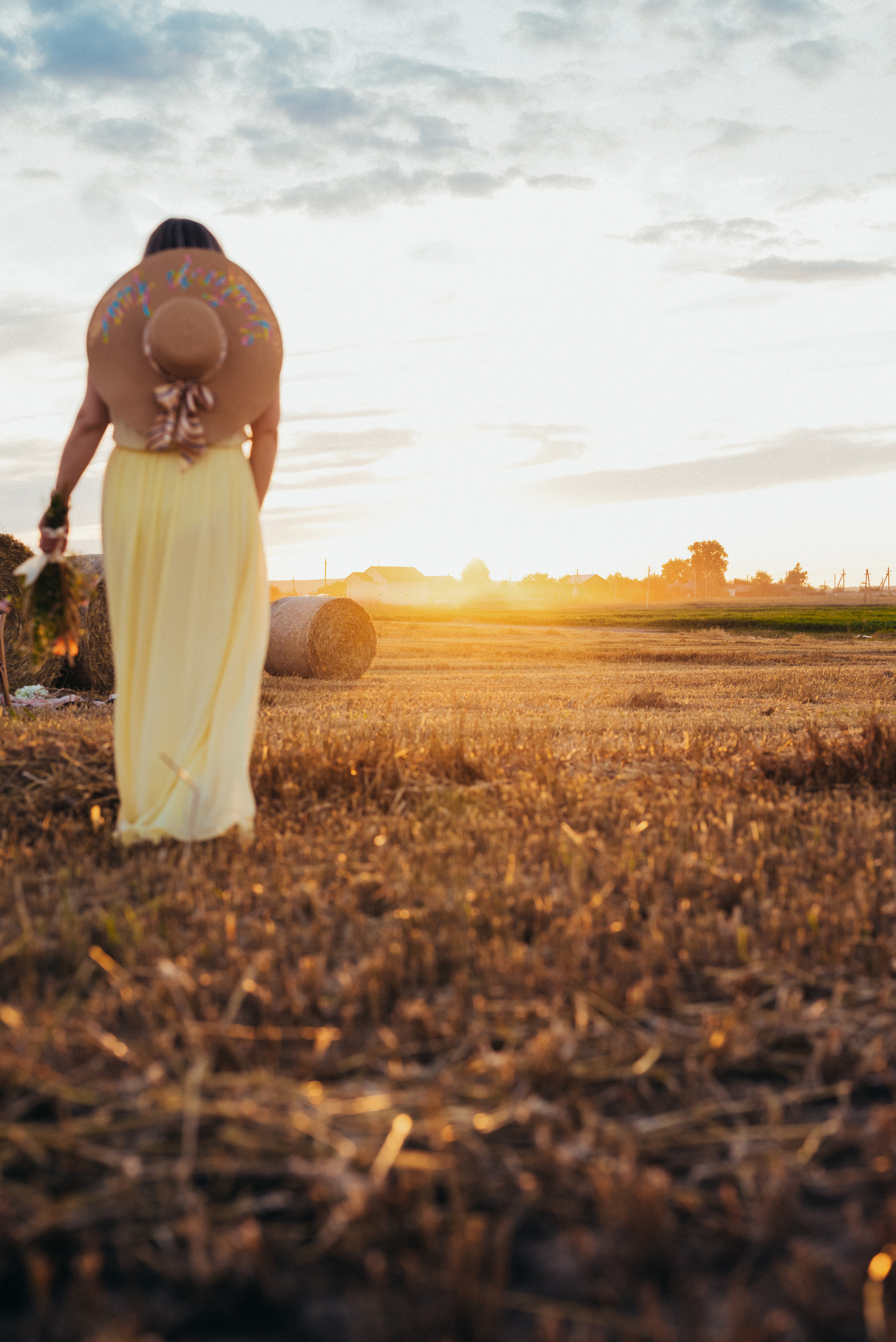 Таня — в ожидании чуда. На закате в поле. Семейный фотограф в Минске Дарья Дреко