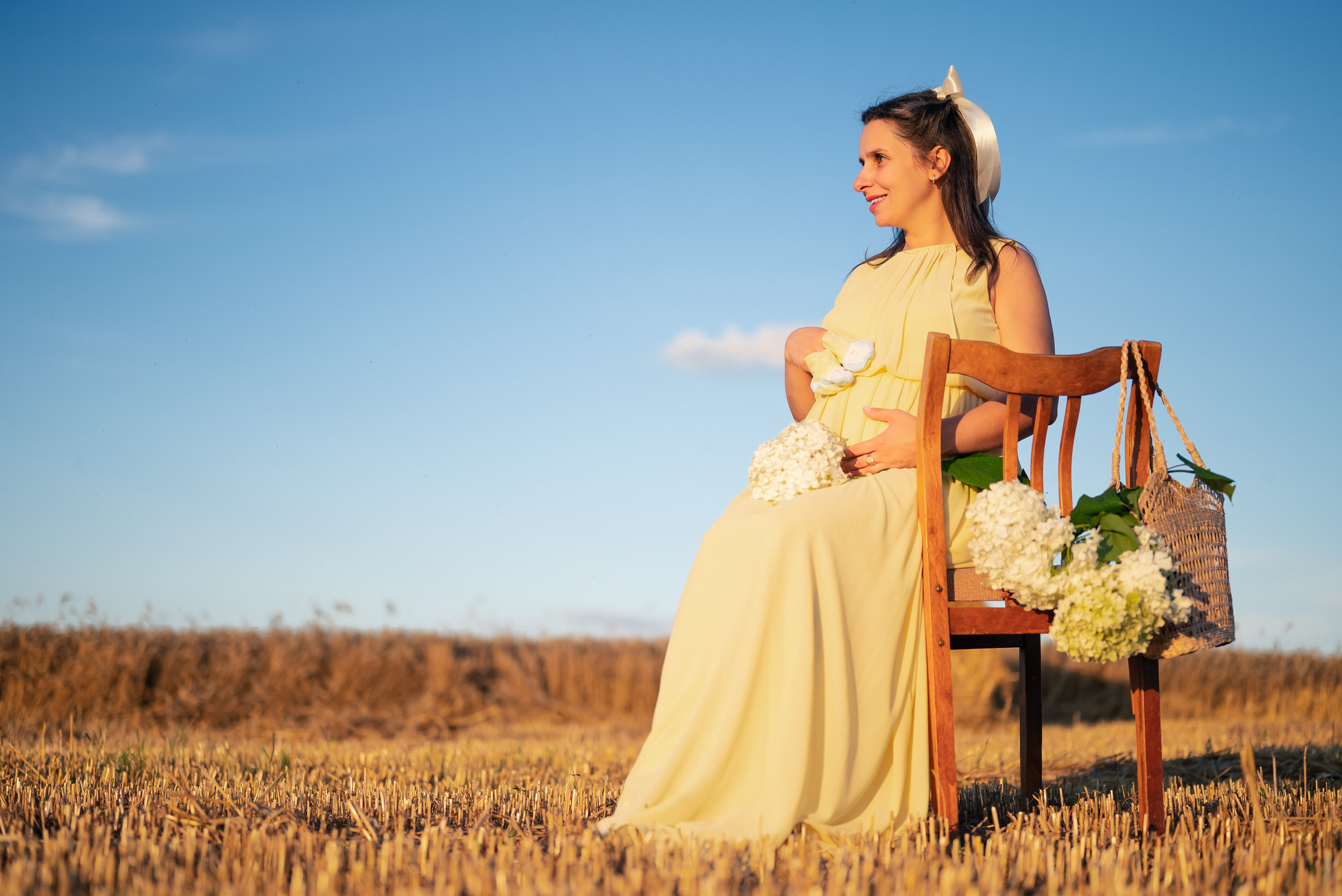 Таня — в ожидании чуда. На закате в поле. Семейный фотограф в Минске Дарья Дреко