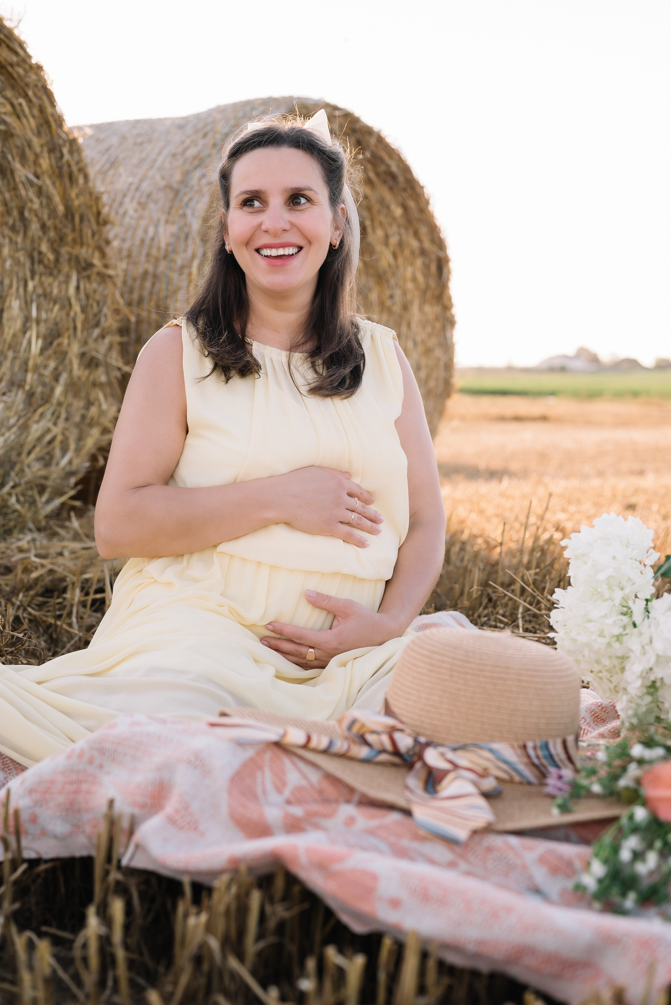 Таня — в ожидании чуда. На закате в поле. Семейный фотограф в Минске Дарья Дреко