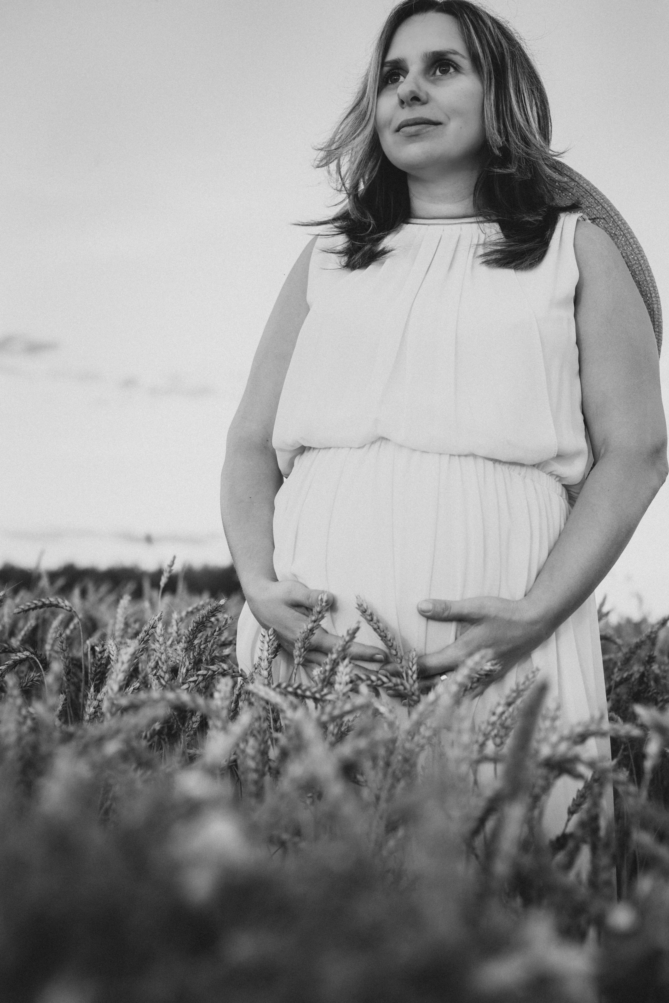 Таня — в ожидании чуда. На закате в поле. Семейный фотограф в Минске Дарья Дреко